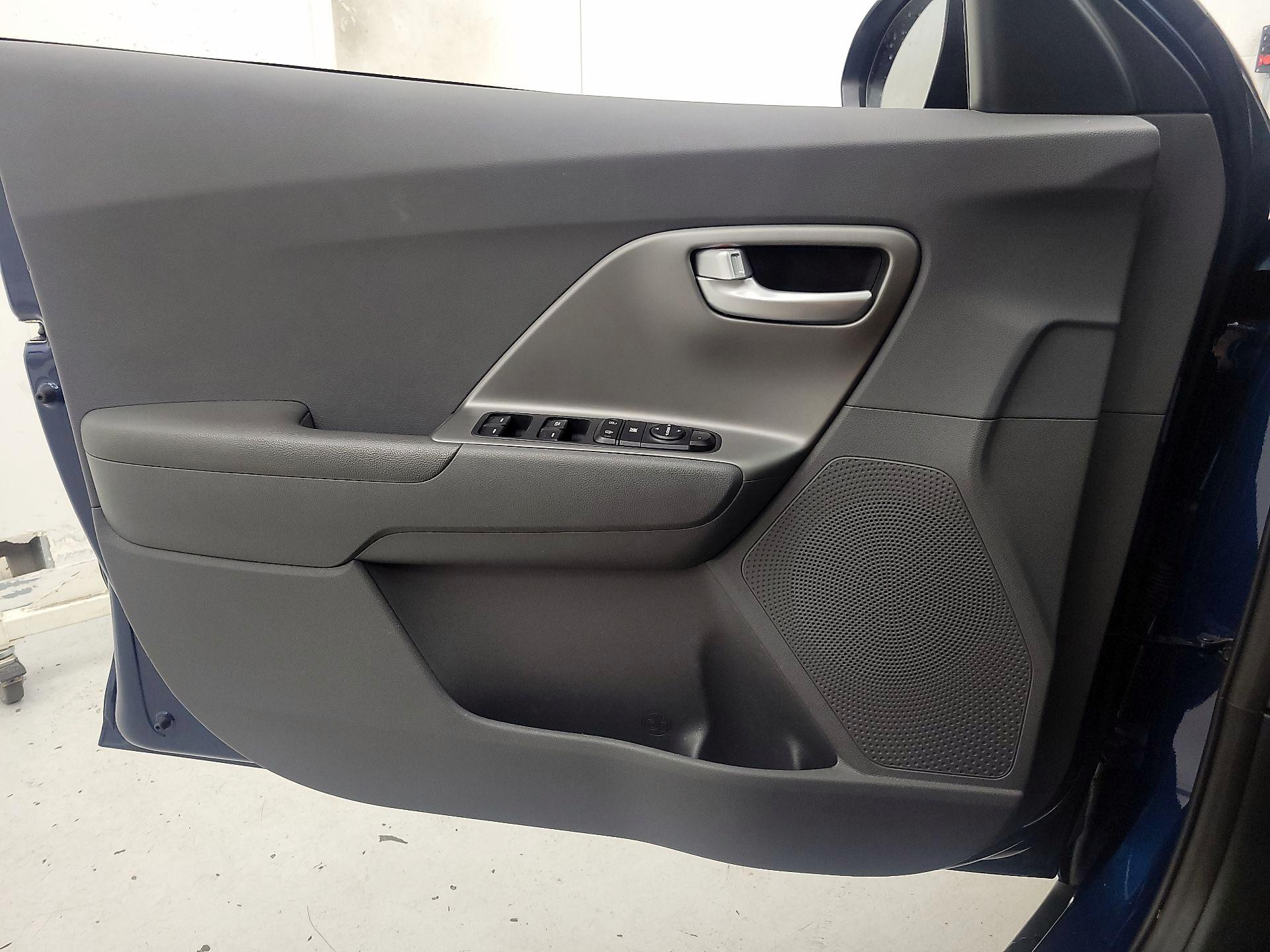Thumbnail: 2020 Kia Niro - 12