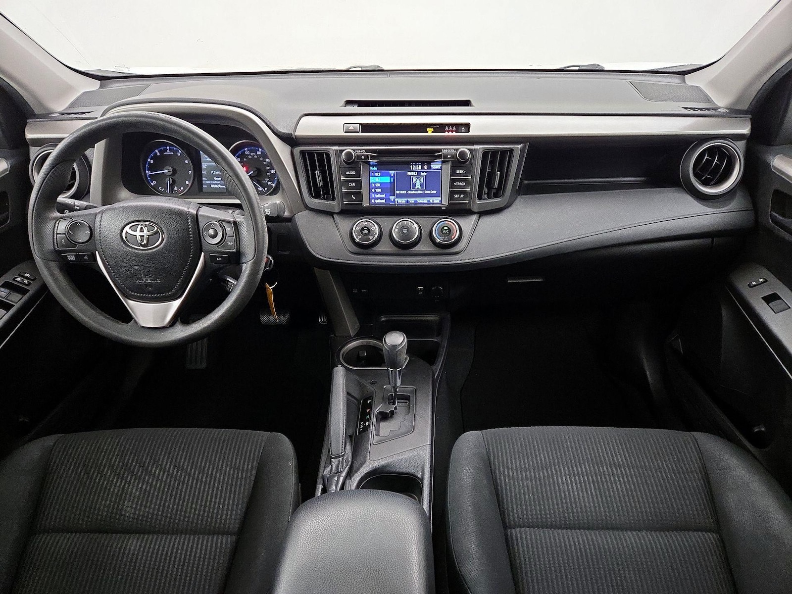 2018 Toyota RAV4 LE - Photo 10