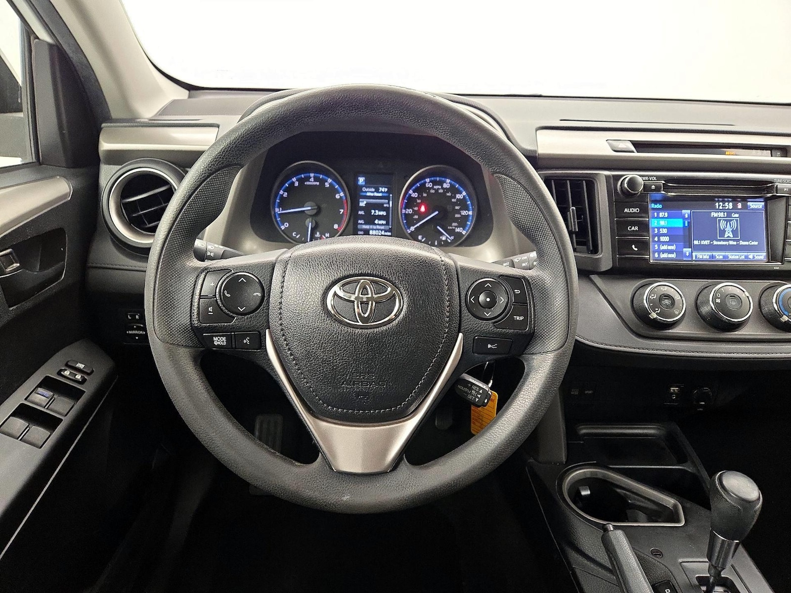 2018 Toyota RAV4 LE - Photo 11