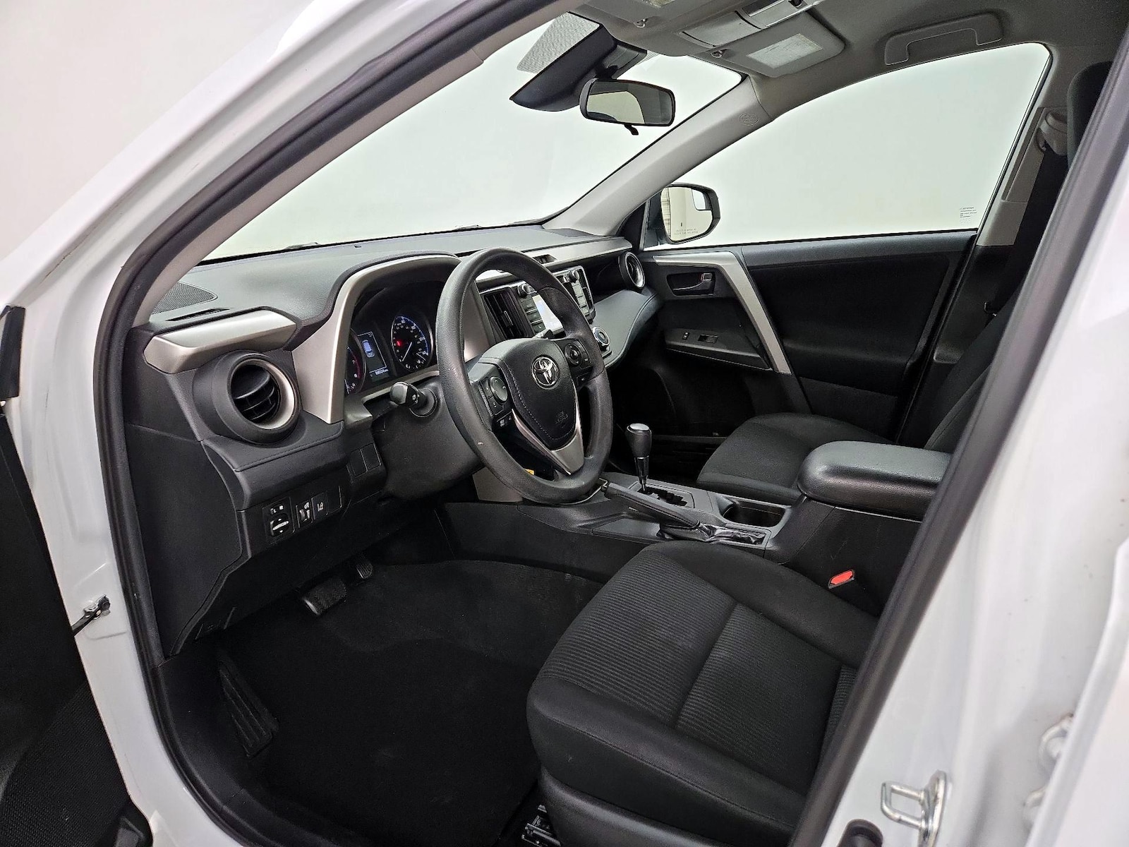 2018 Toyota RAV4 LE - Photo 12