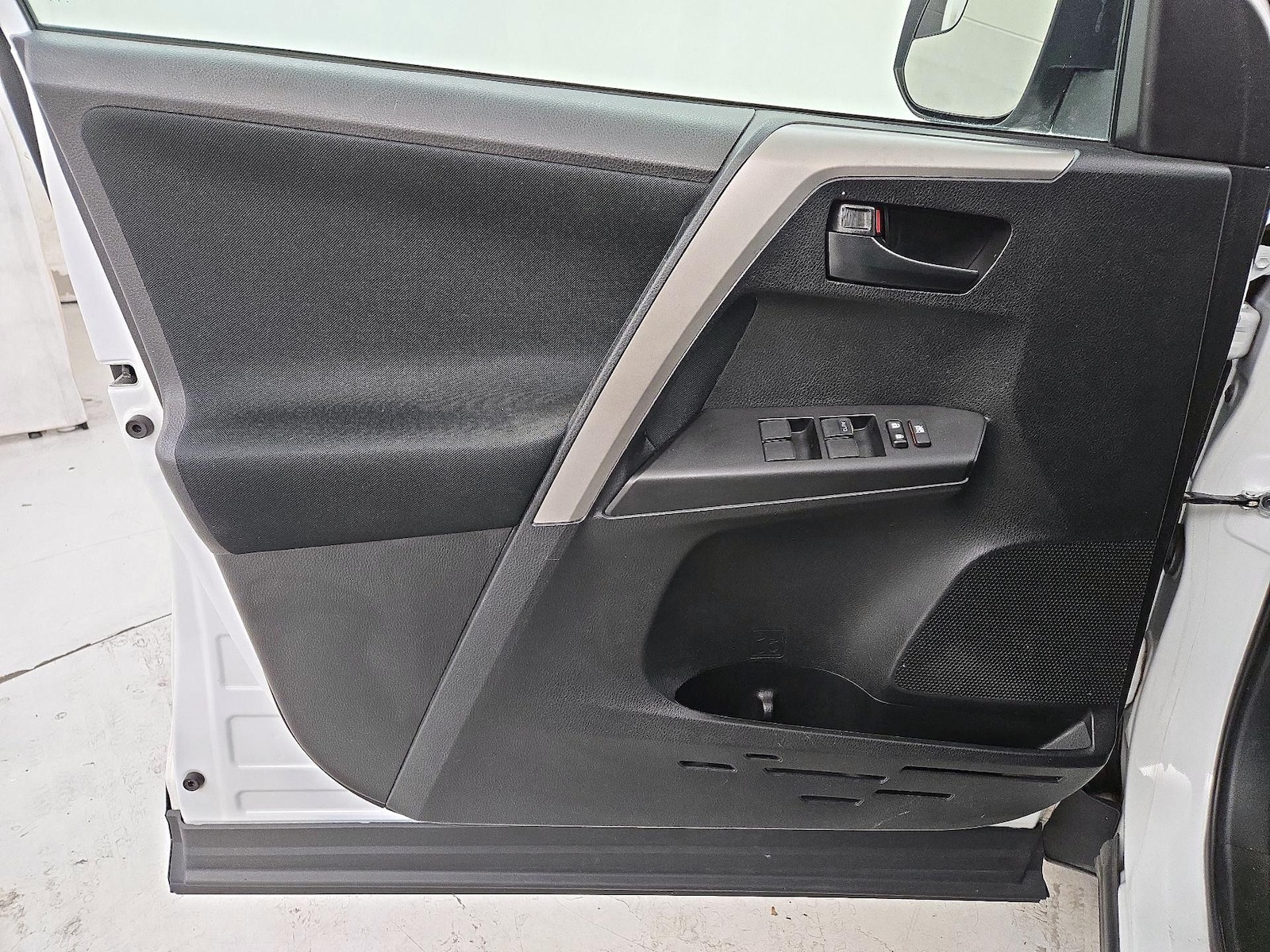 2018 Toyota RAV4 LE - Photo 13