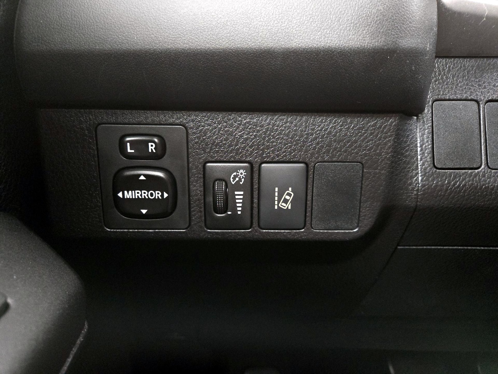 2018 Toyota RAV4 LE - Photo 14