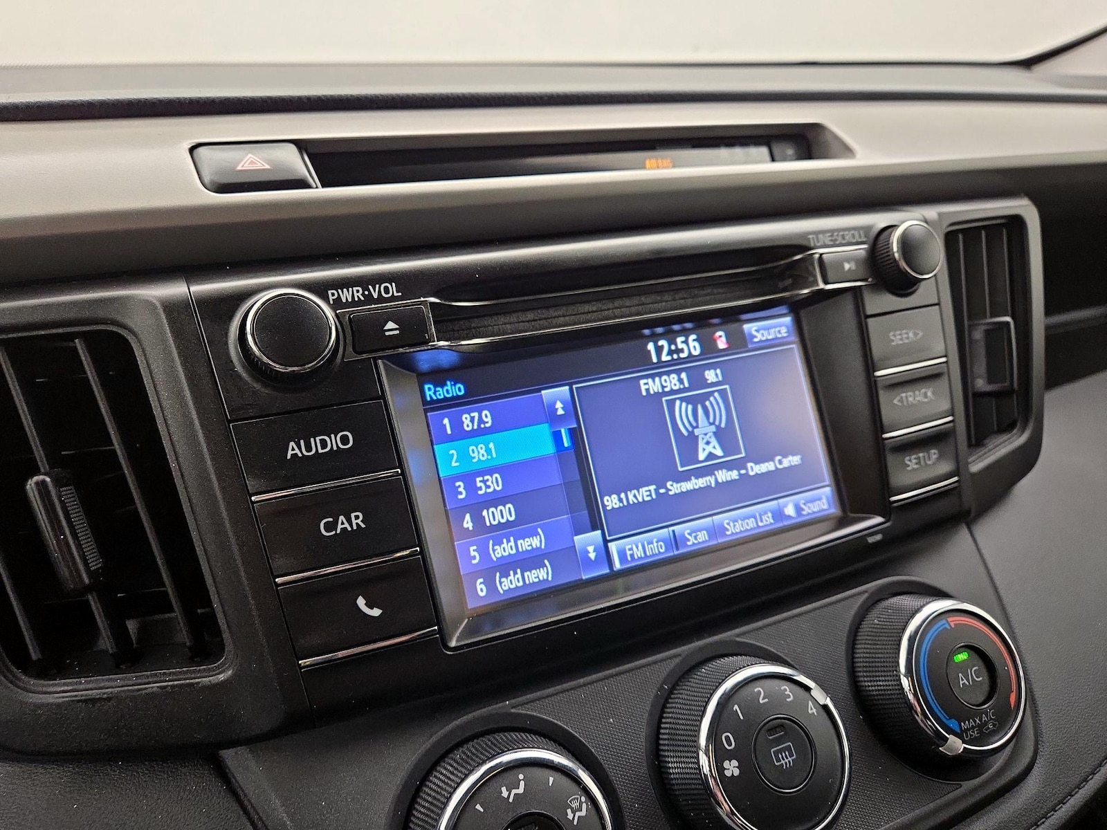 2018 Toyota RAV4 LE - Photo 16