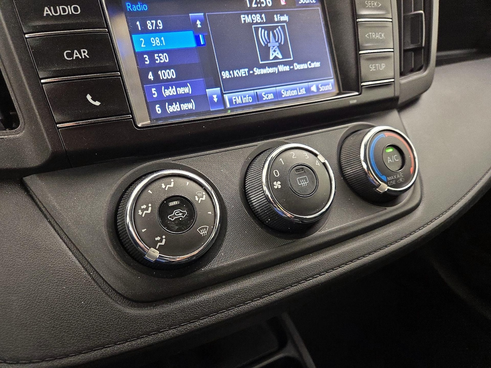 2018 Toyota RAV4 LE - Photo 17