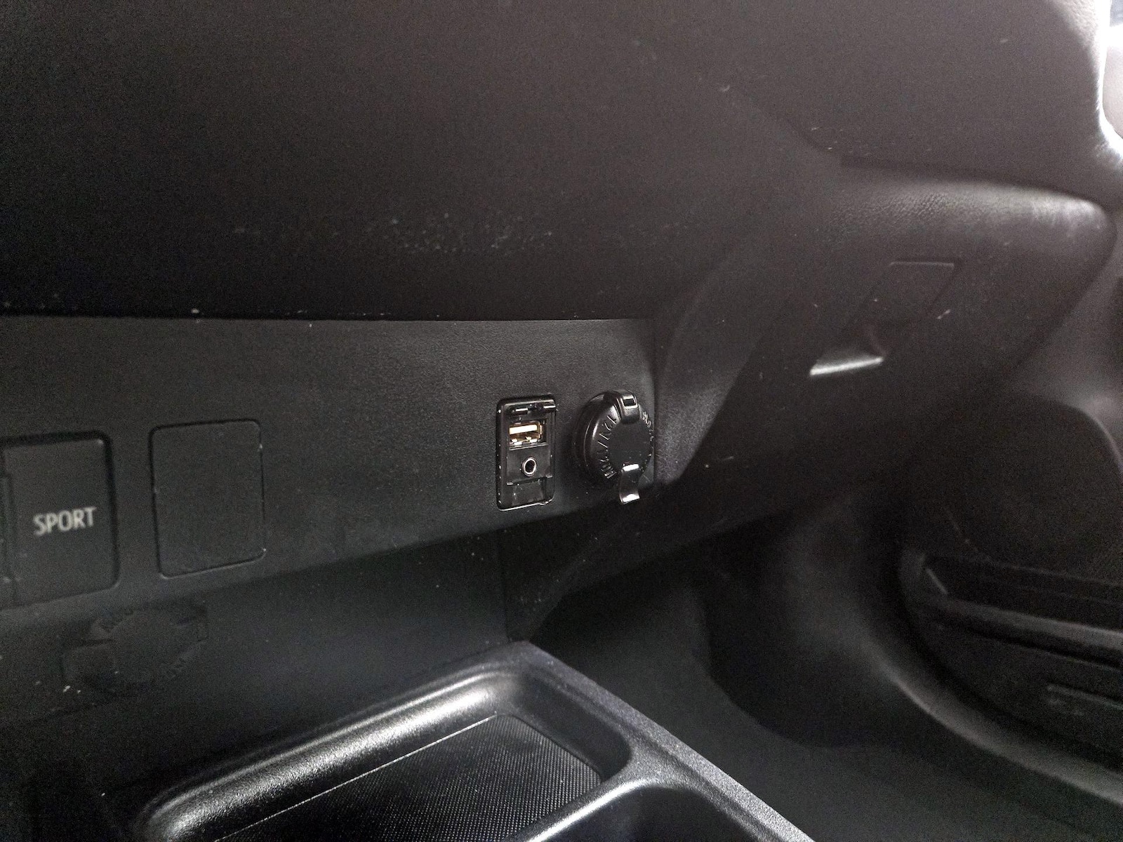 2018 Toyota RAV4 LE - Photo 19