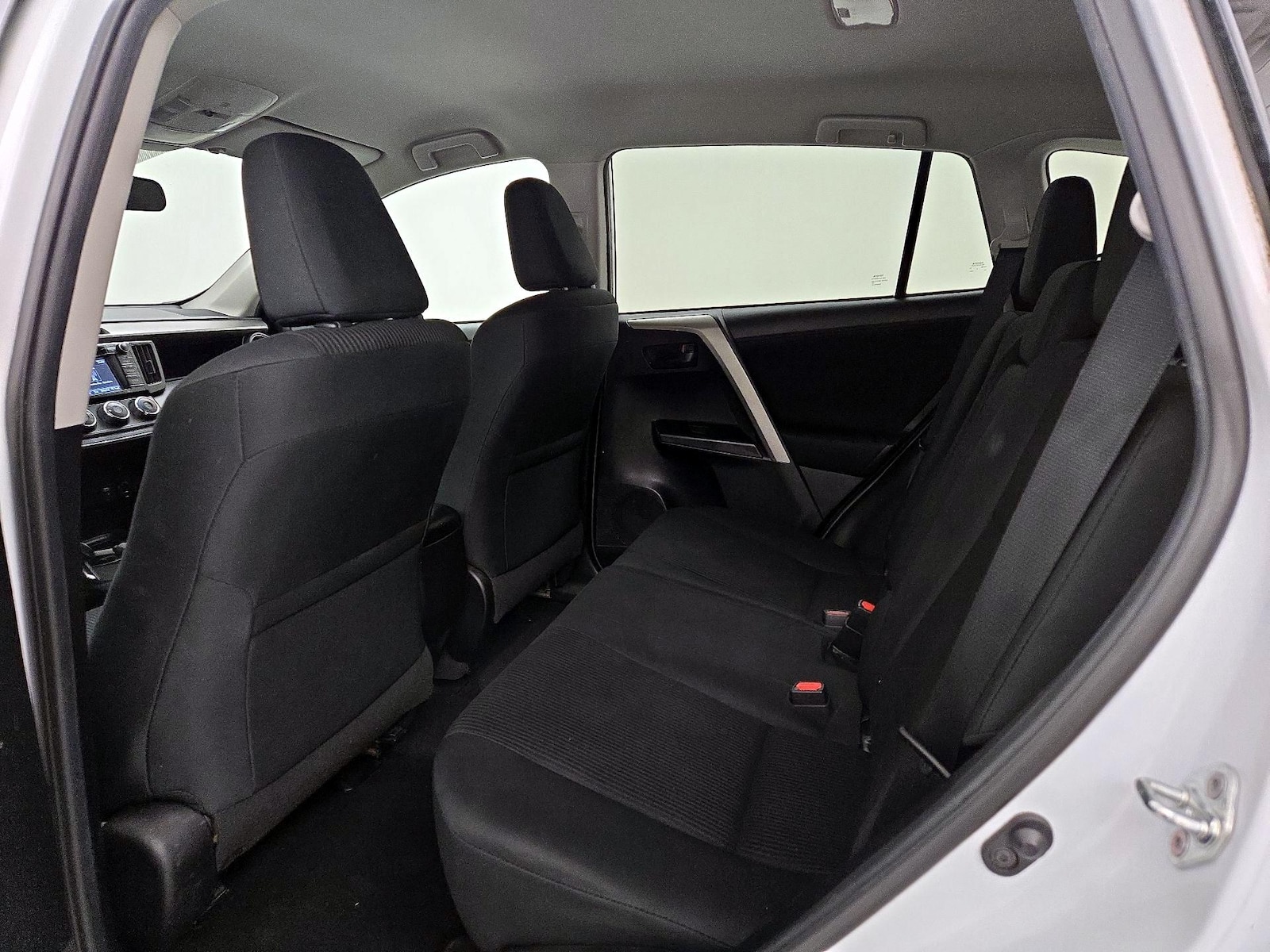 2018 Toyota RAV4 LE - Photo 20