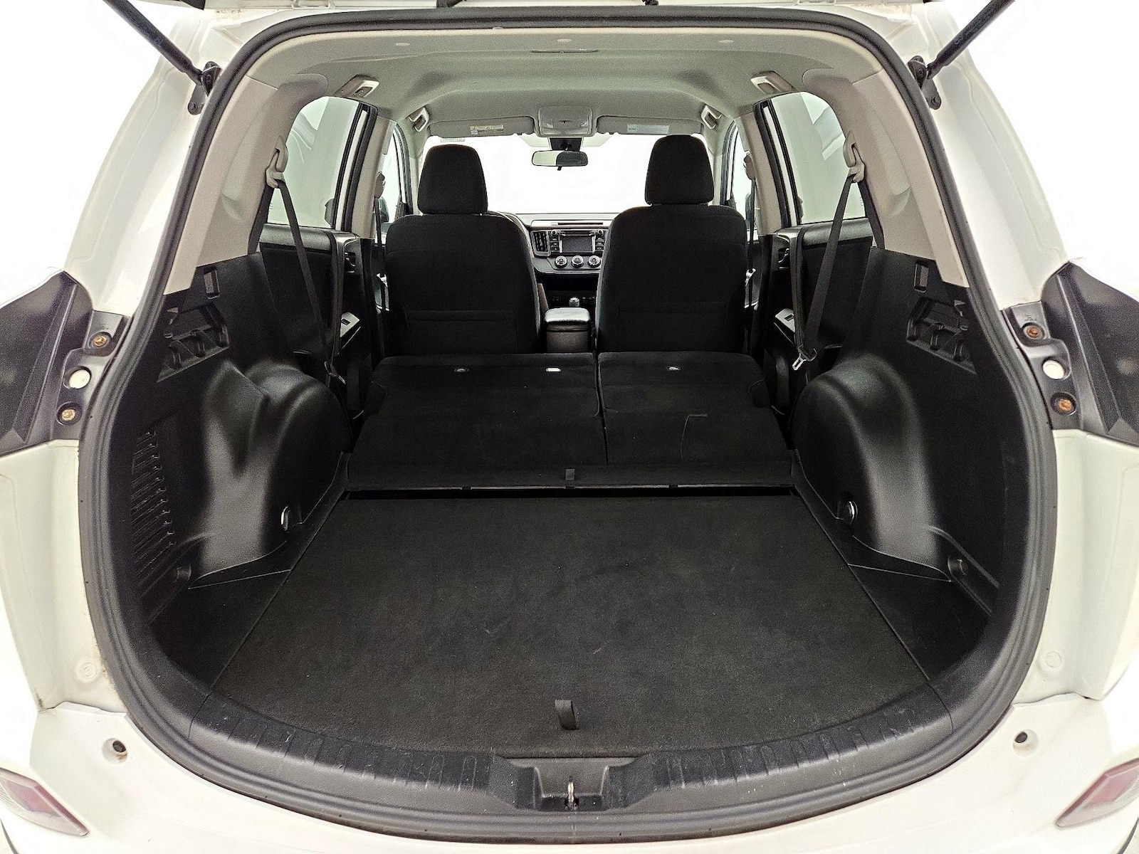2018 Toyota RAV4 LE - Photo 22