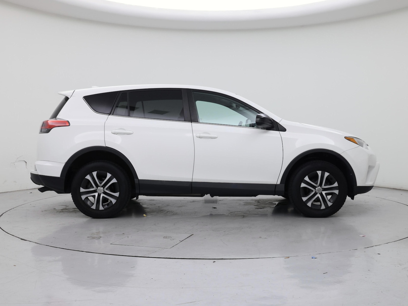 2018 Toyota RAV4 LE - Photo 8