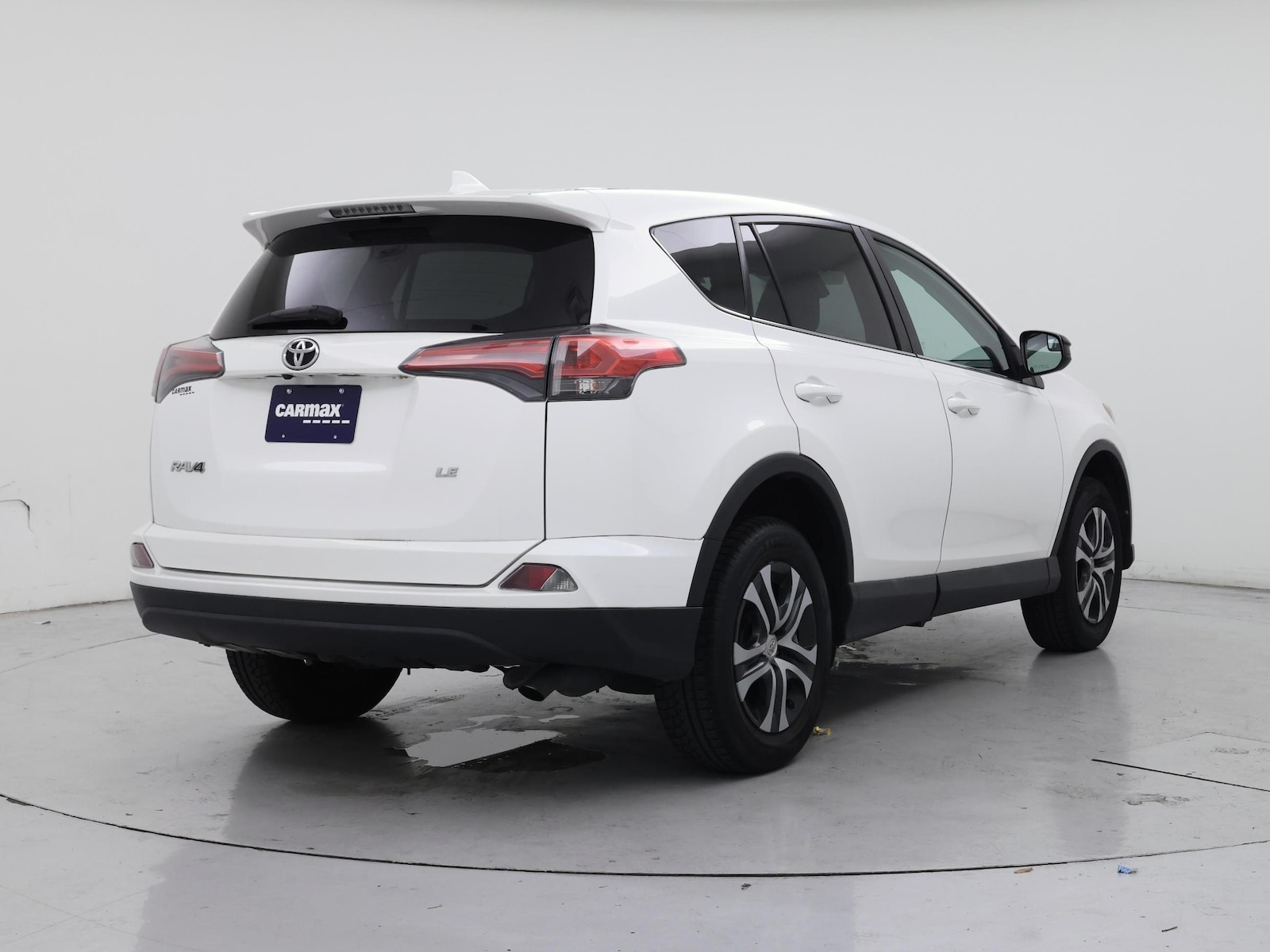 2018 Toyota RAV4 LE - Photo 9