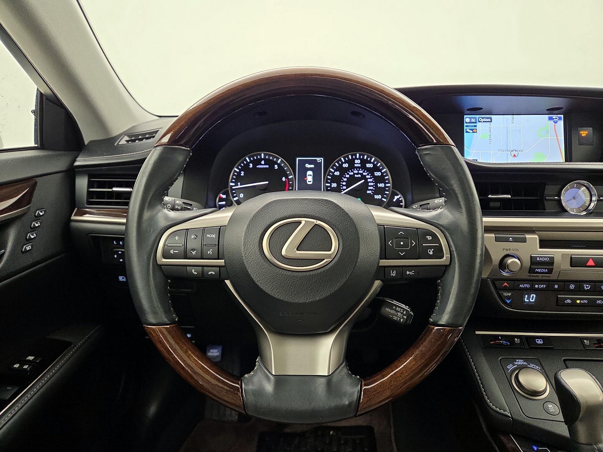 Thumbnail: 2016 Lexus ES - 10