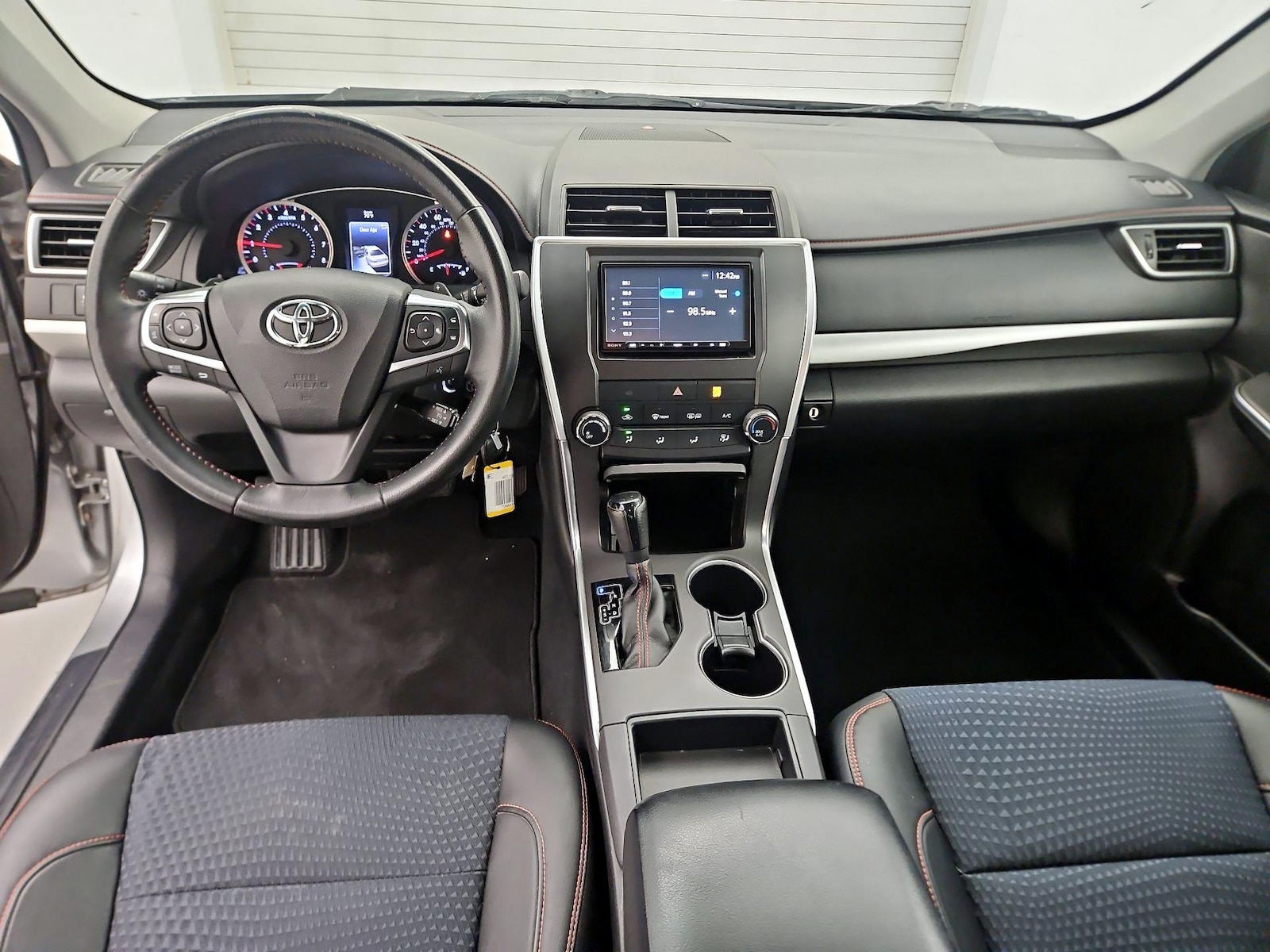 2015 Toyota Camry SE - Photo 10