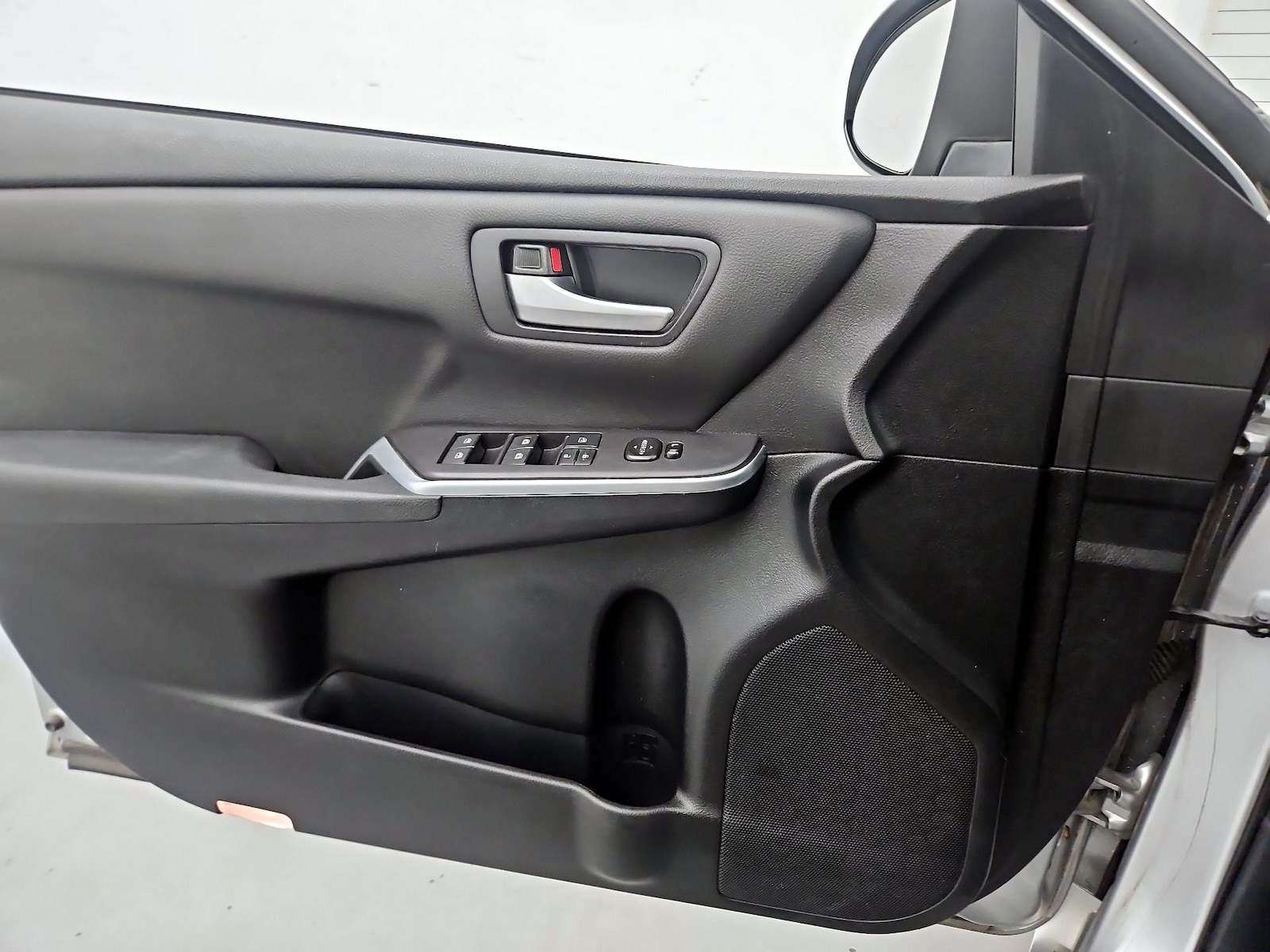 2015 Toyota Camry SE - Photo 13