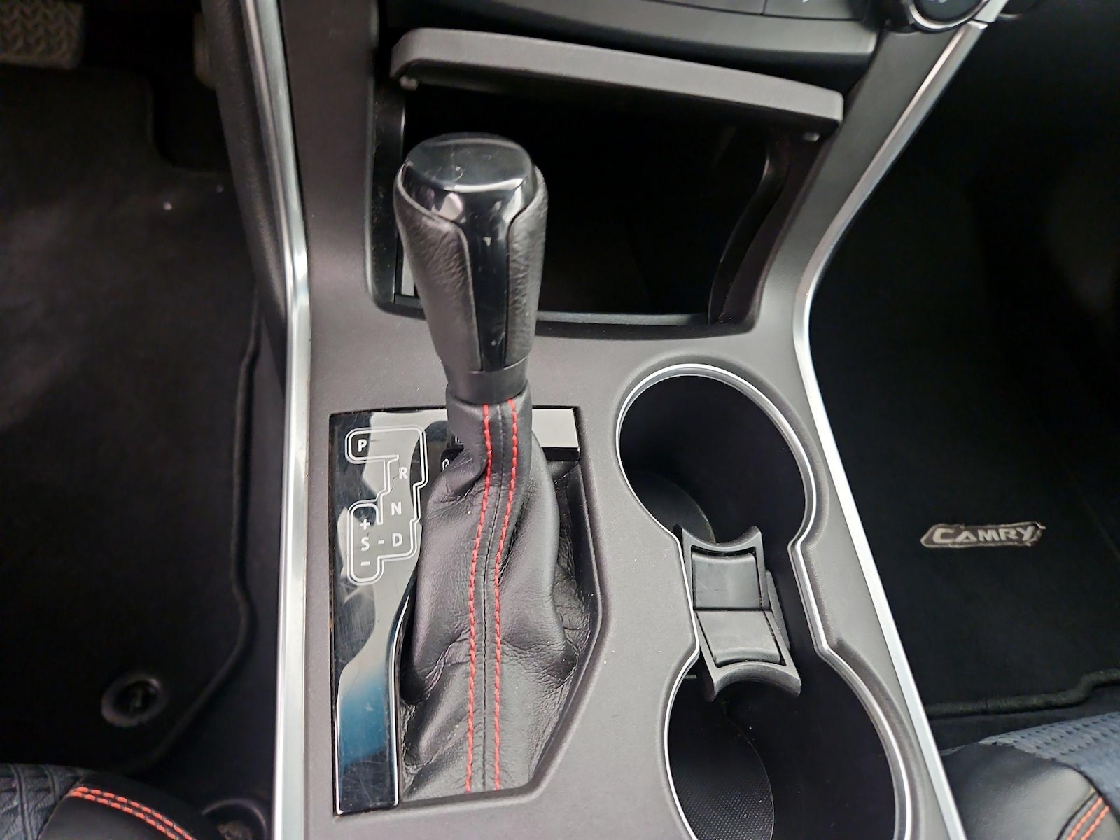 2015 Toyota Camry SE - Photo 18
