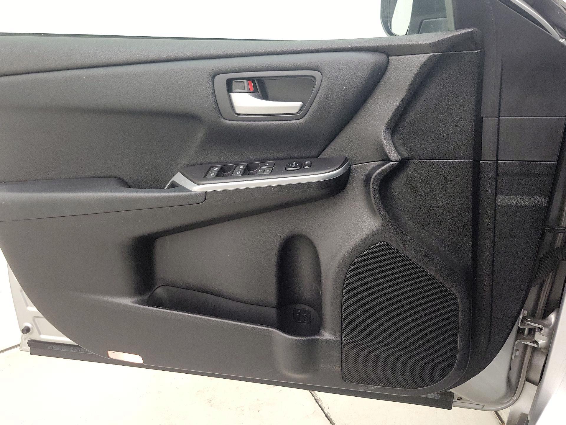 Thumbnail: 2016 Toyota Camry - 12