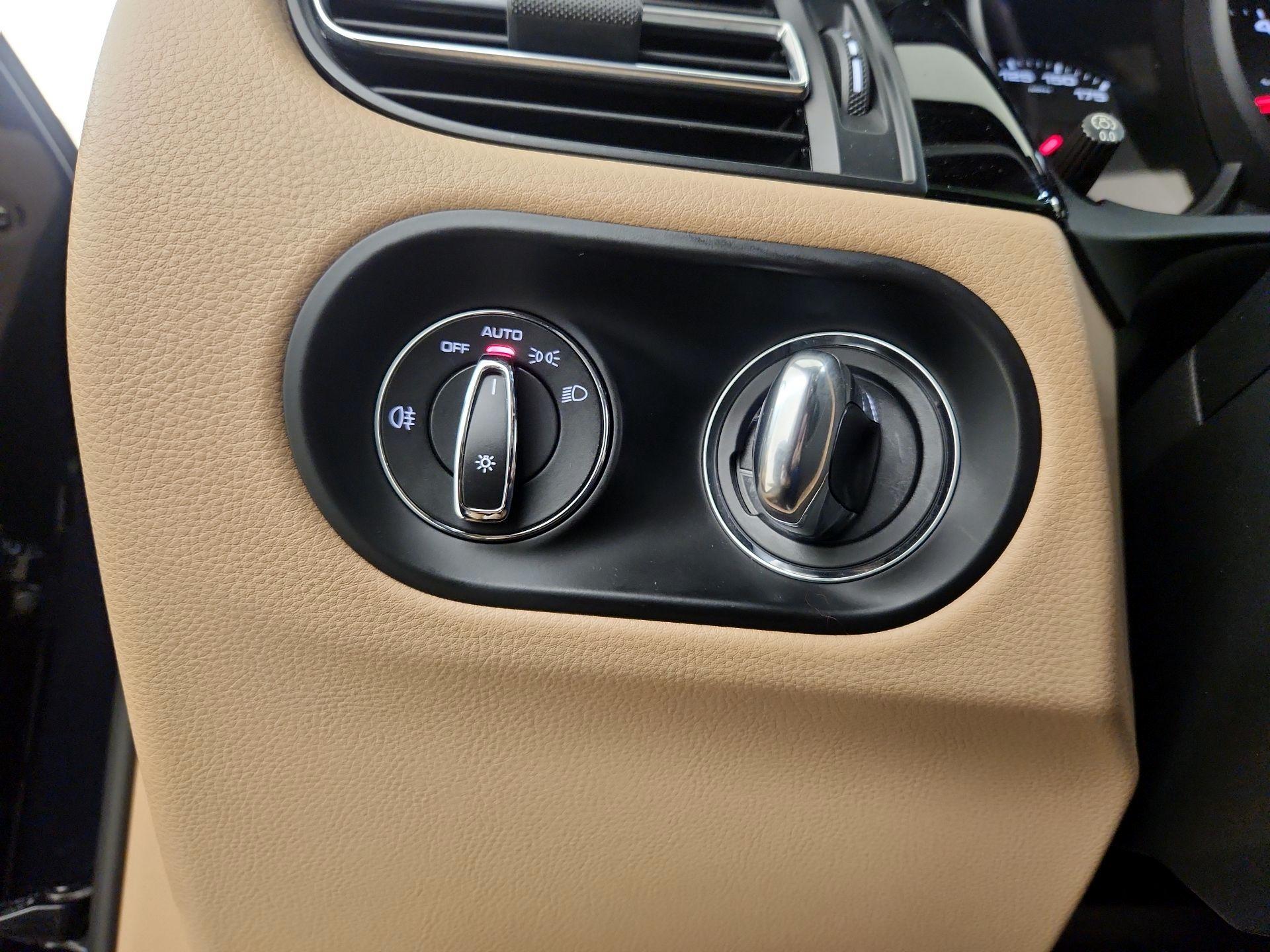 Thumbnail: 2020 Porsche Macan - 13