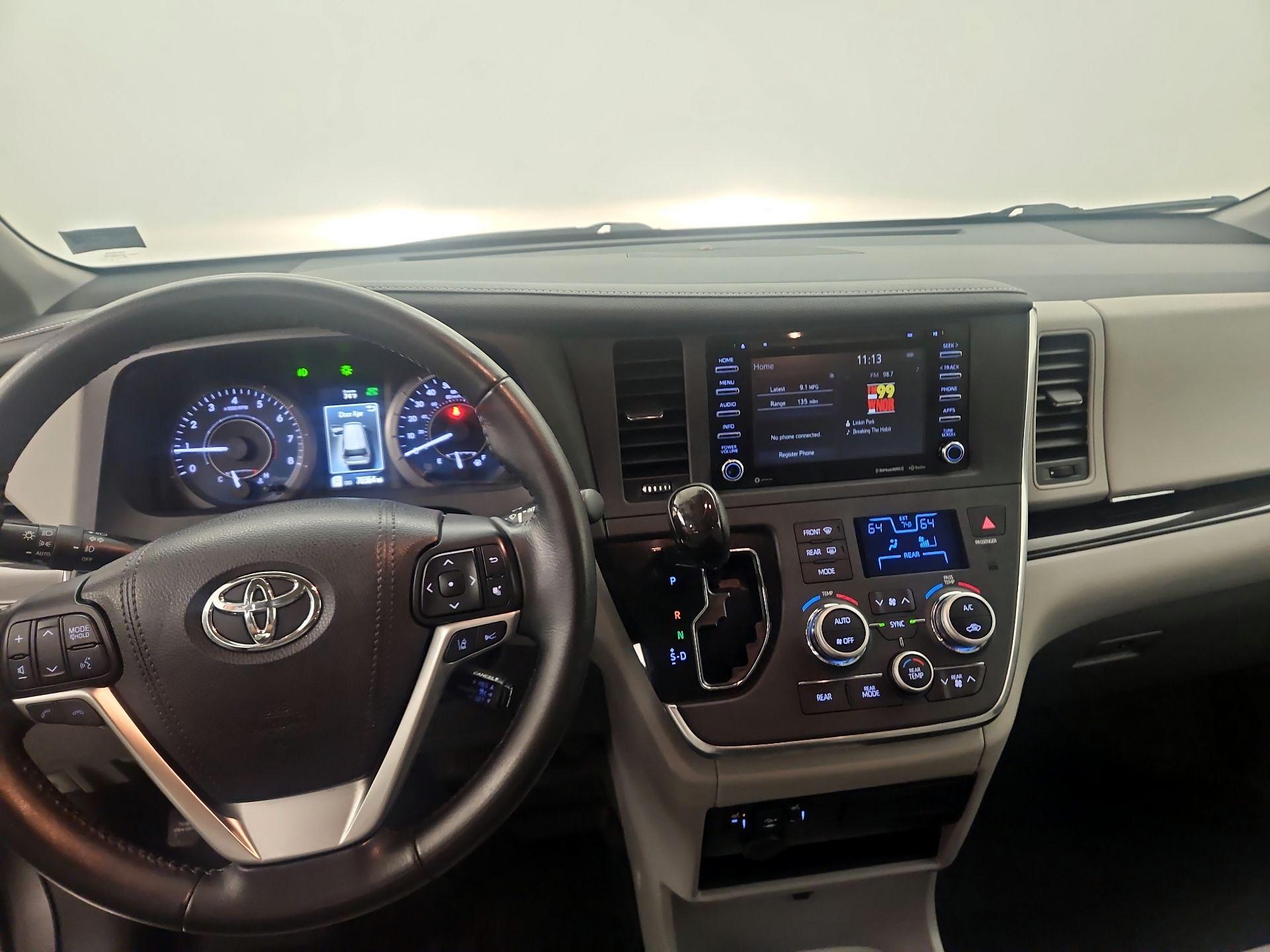 Thumbnail: 2018 Toyota Sienna - 9