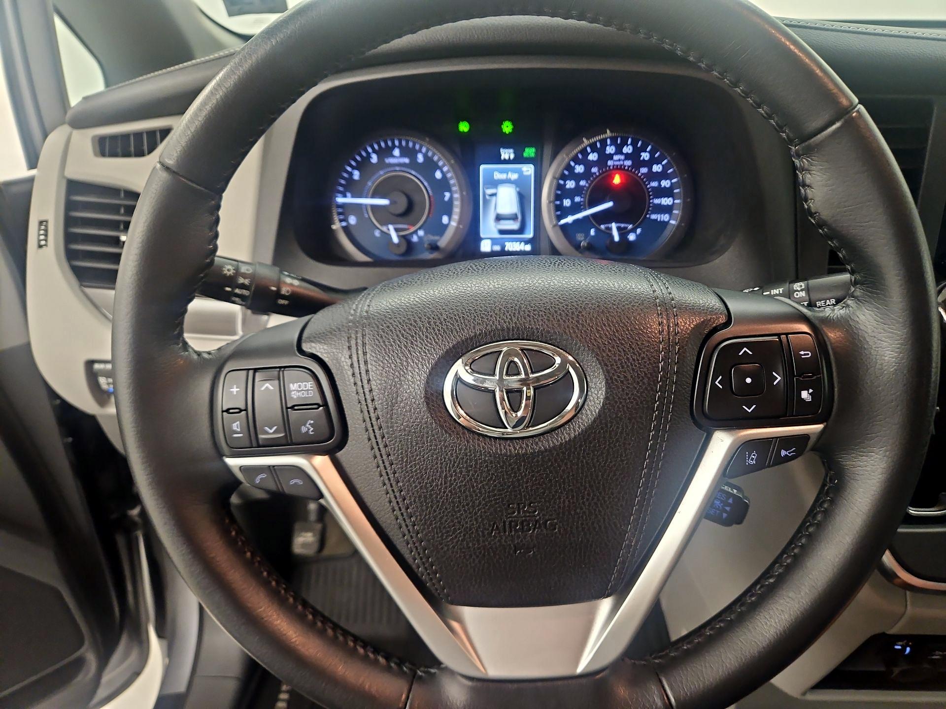 Thumbnail: 2018 Toyota Sienna - 10