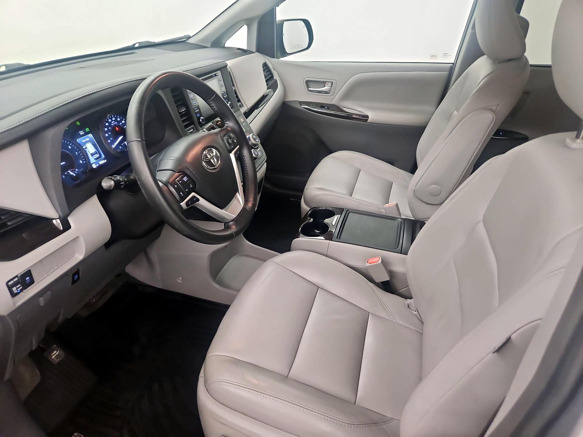 Thumbnail: 2018 Toyota Sienna - 11