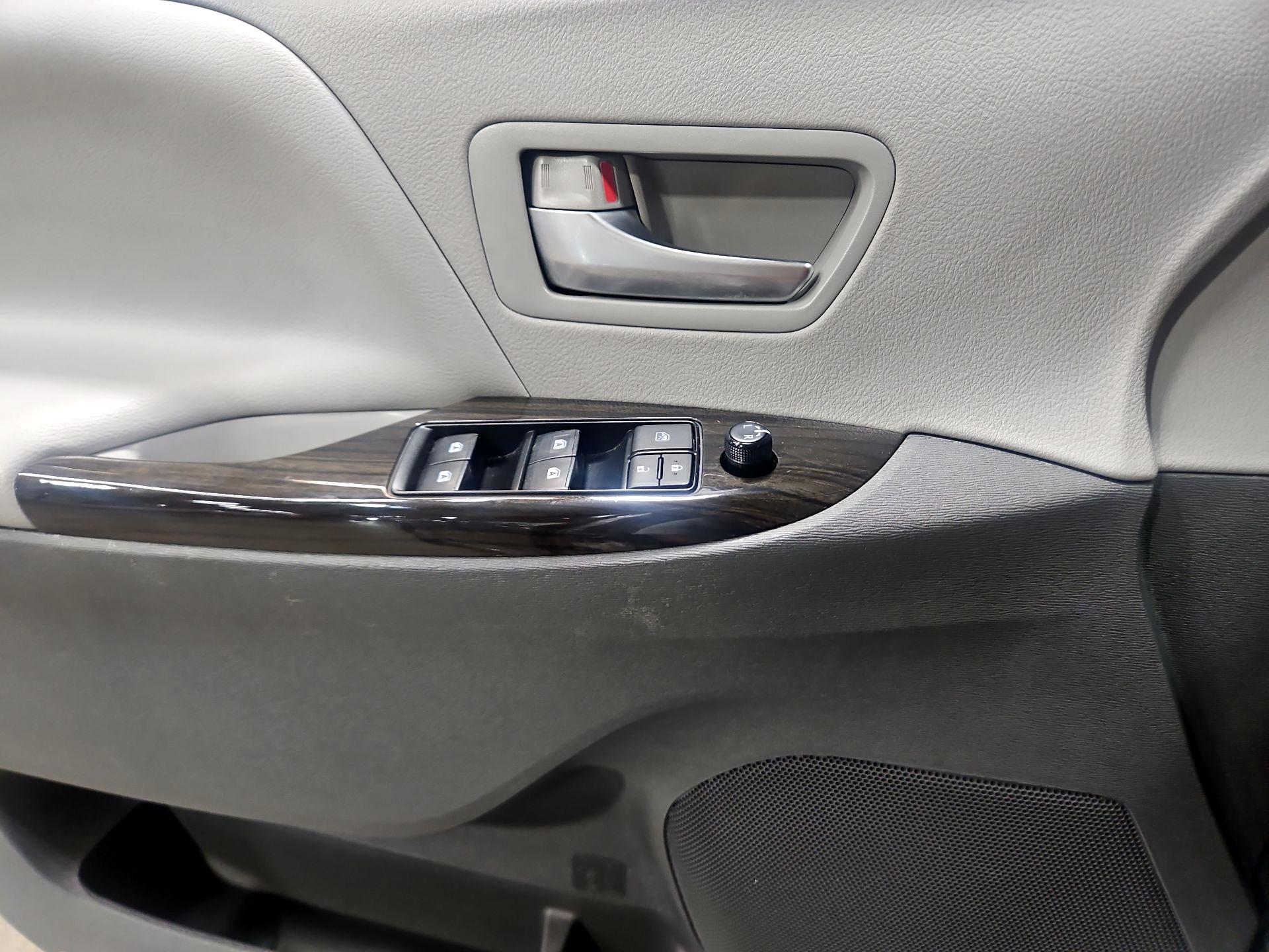 Thumbnail: 2018 Toyota Sienna - 12