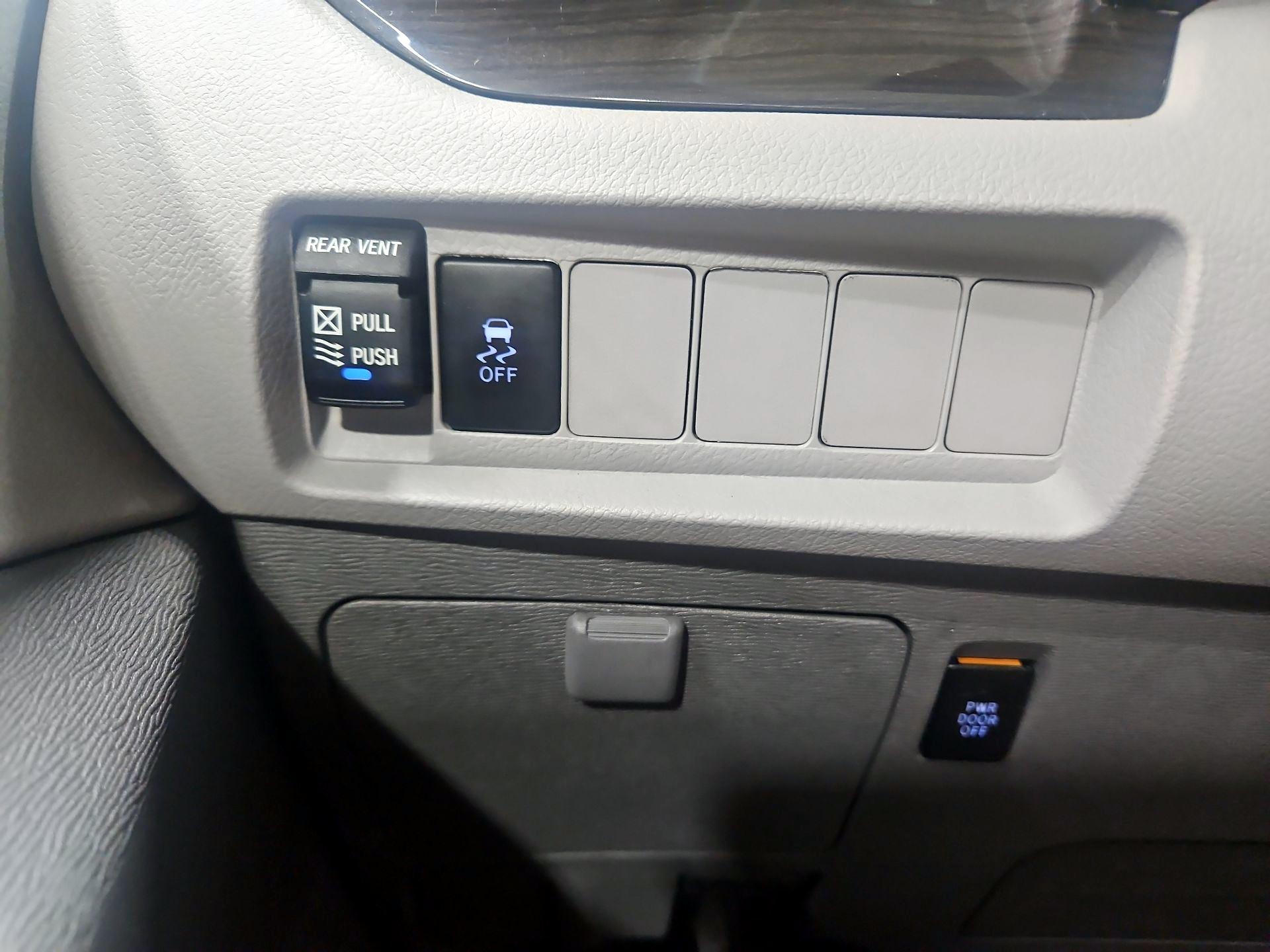 Thumbnail: 2018 Toyota Sienna - 13