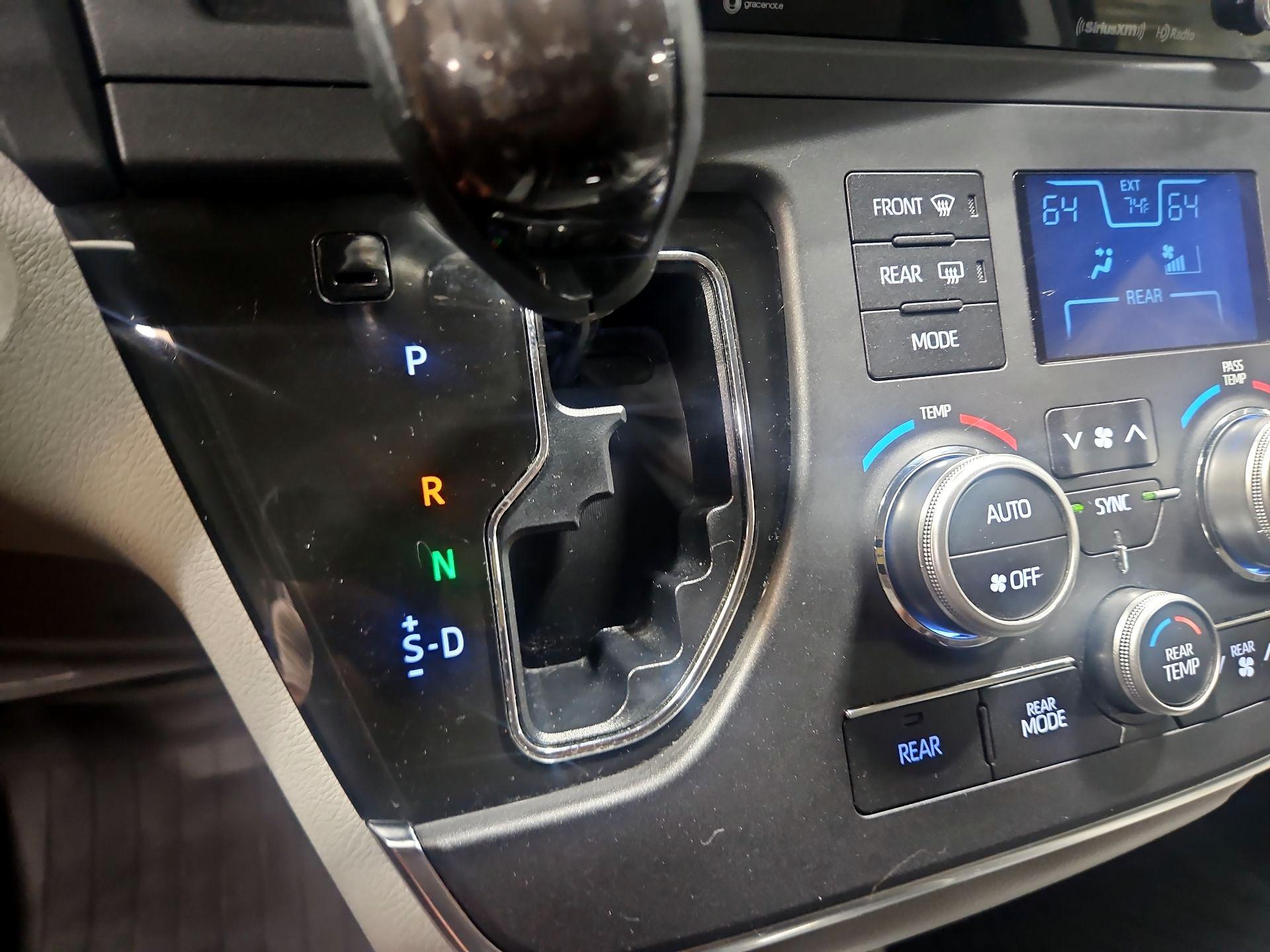 Thumbnail: 2018 Toyota Sienna - 16