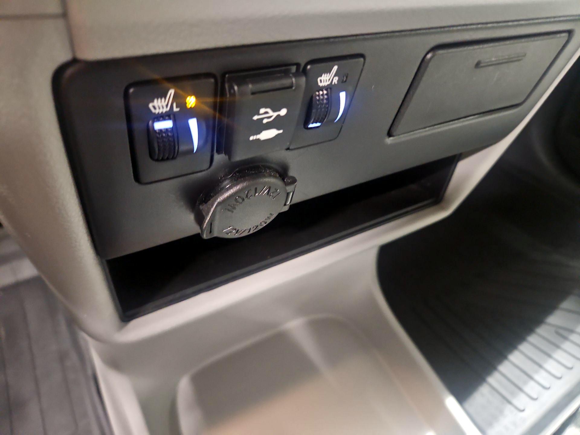 Thumbnail: 2018 Toyota Sienna - 17