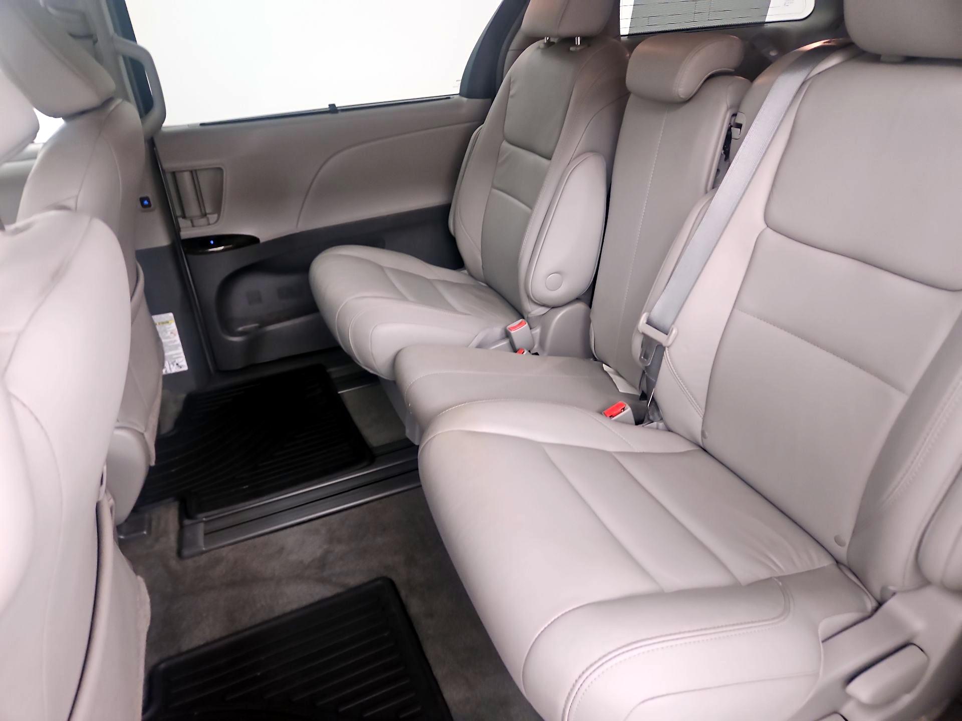 Thumbnail: 2018 Toyota Sienna - 18