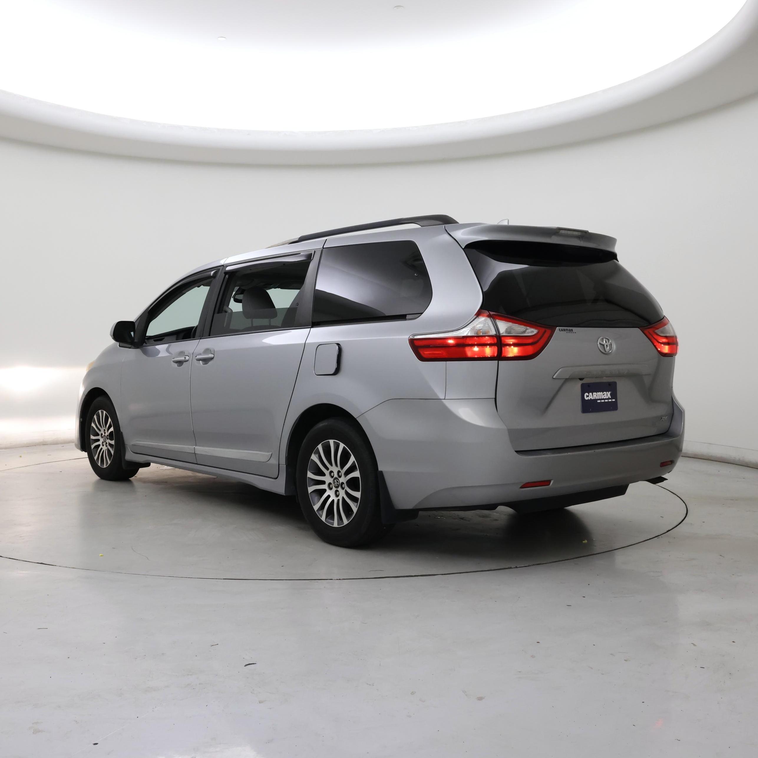 Thumbnail: 2018 Toyota Sienna - 2