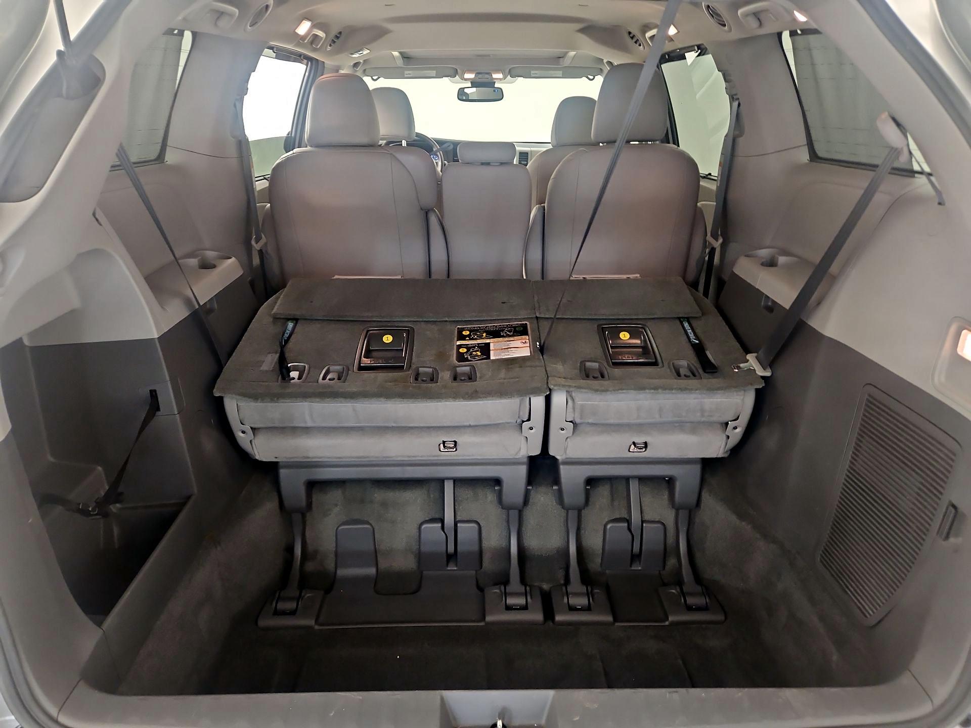Thumbnail: 2018 Toyota Sienna - 19