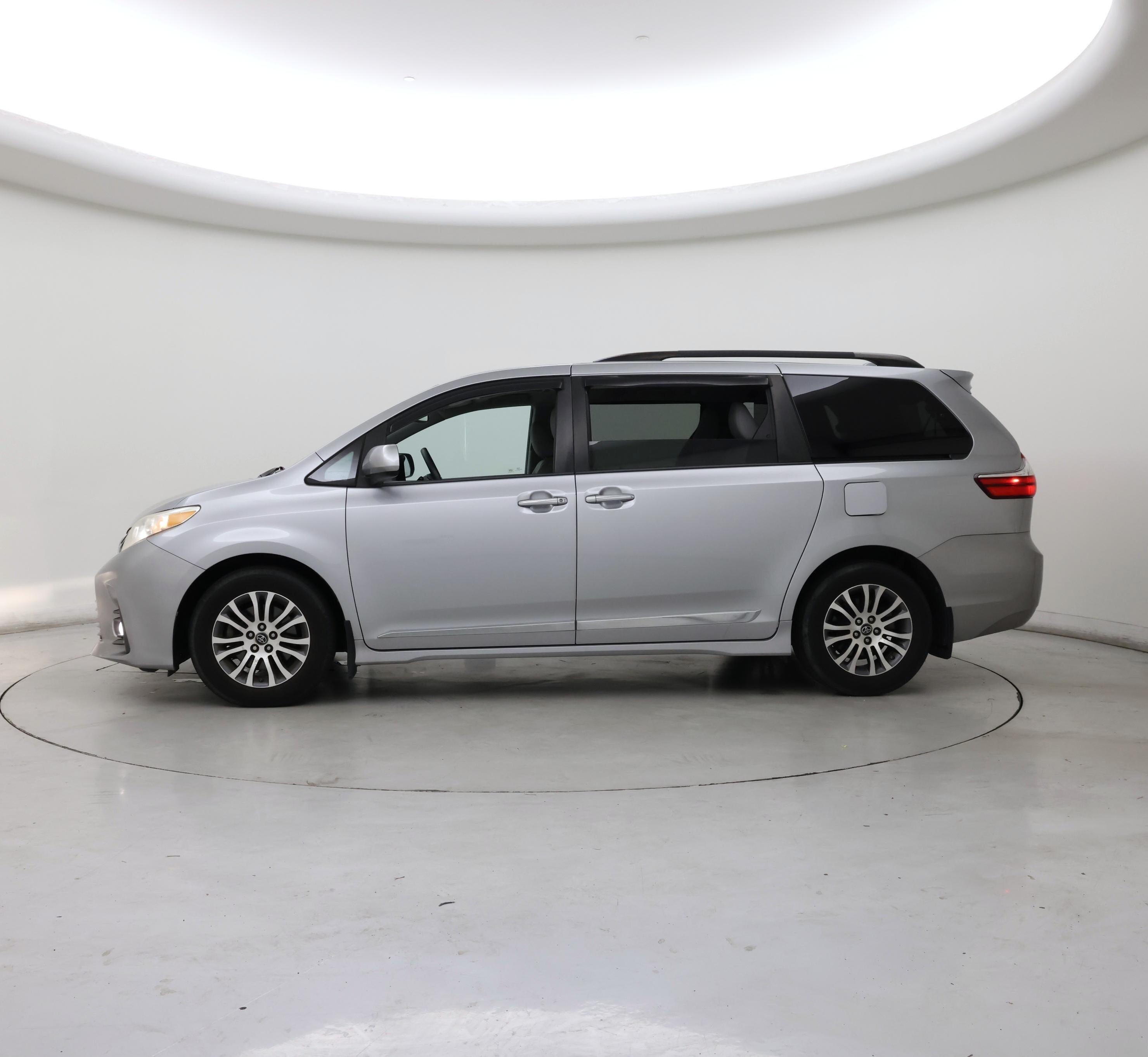 Thumbnail: 2018 Toyota Sienna - 3