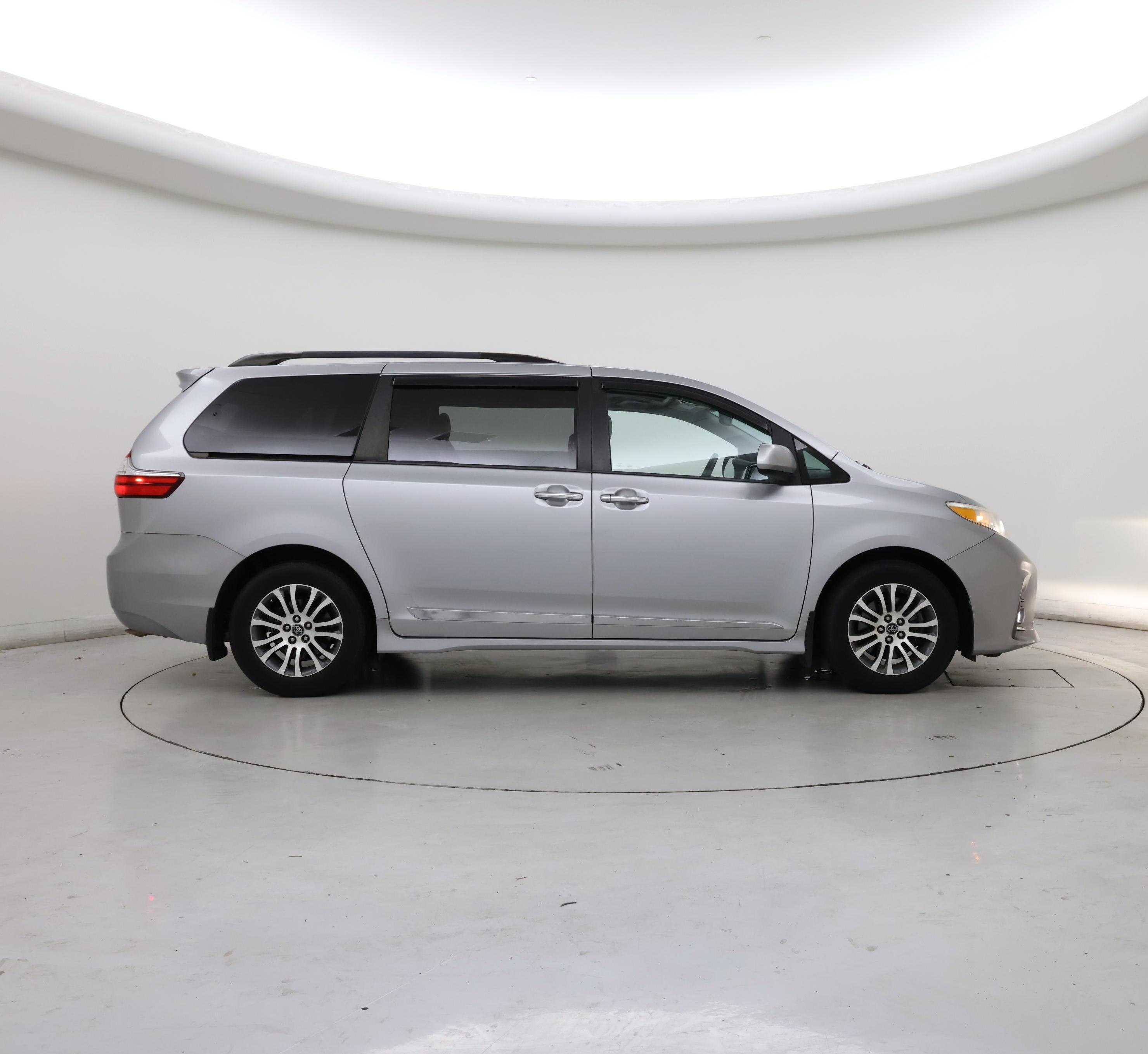 Thumbnail: 2018 Toyota Sienna - 7