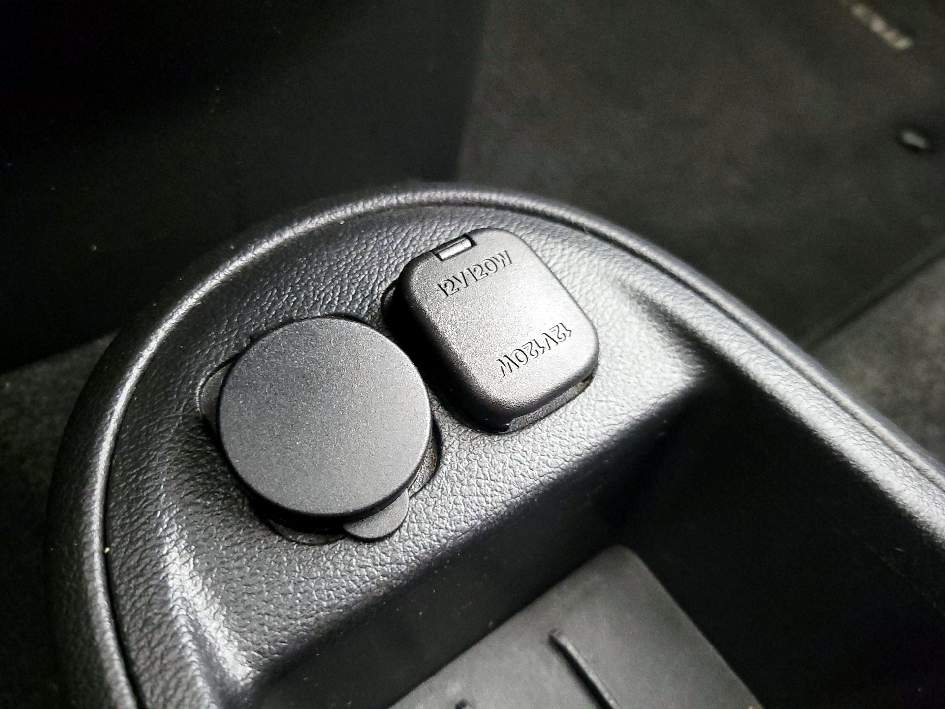 Thumbnail: 2014 Mazda Mazda2 - 17