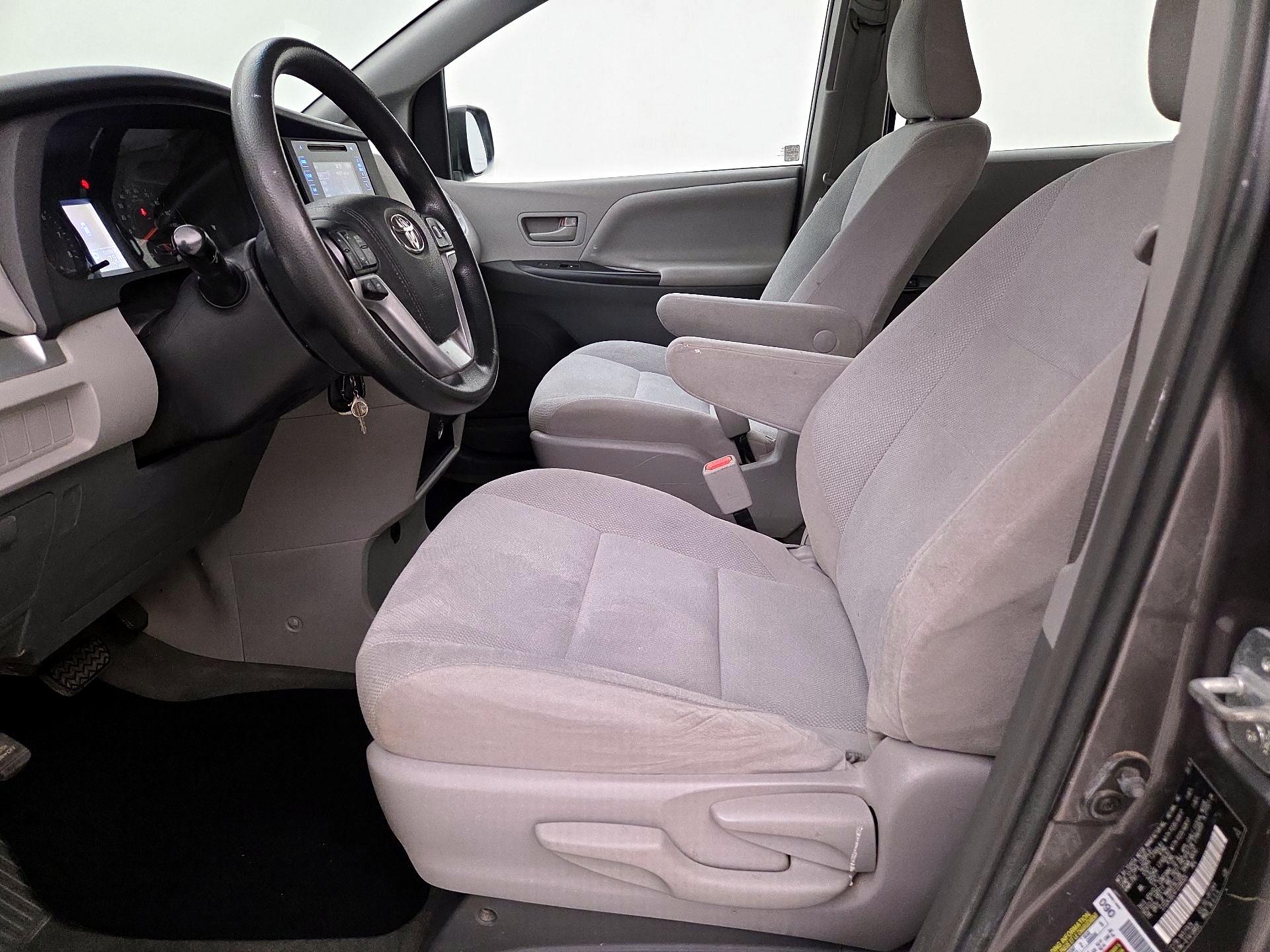 Thumbnail: 2015 Toyota Sienna - 11