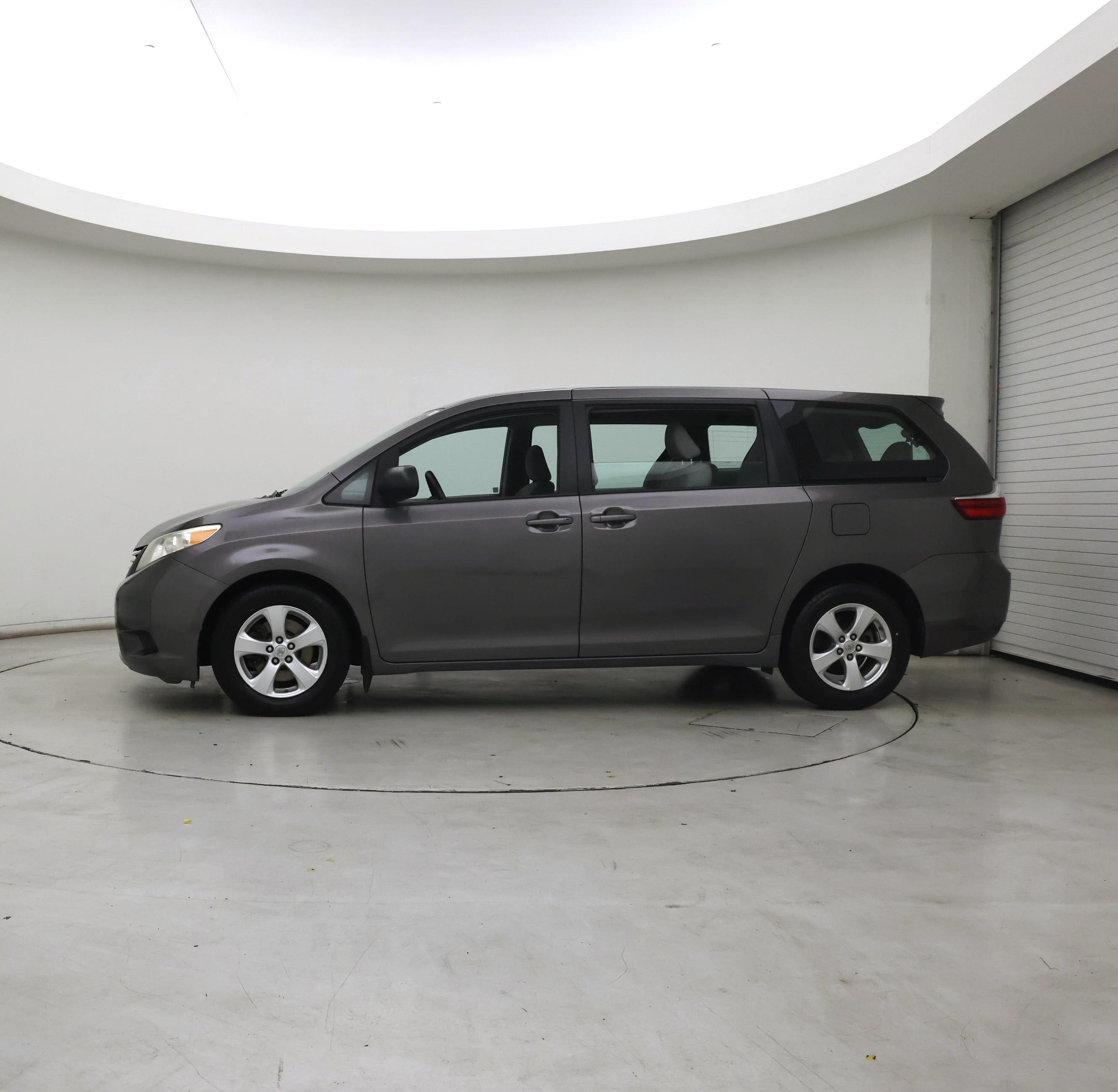 Thumbnail: 2015 Toyota Sienna - 3