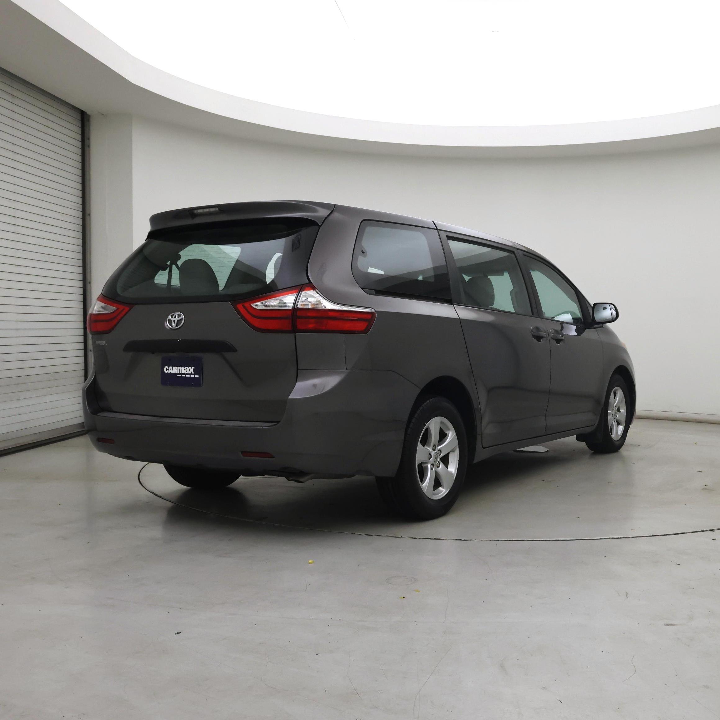 Thumbnail: 2015 Toyota Sienna - 8
