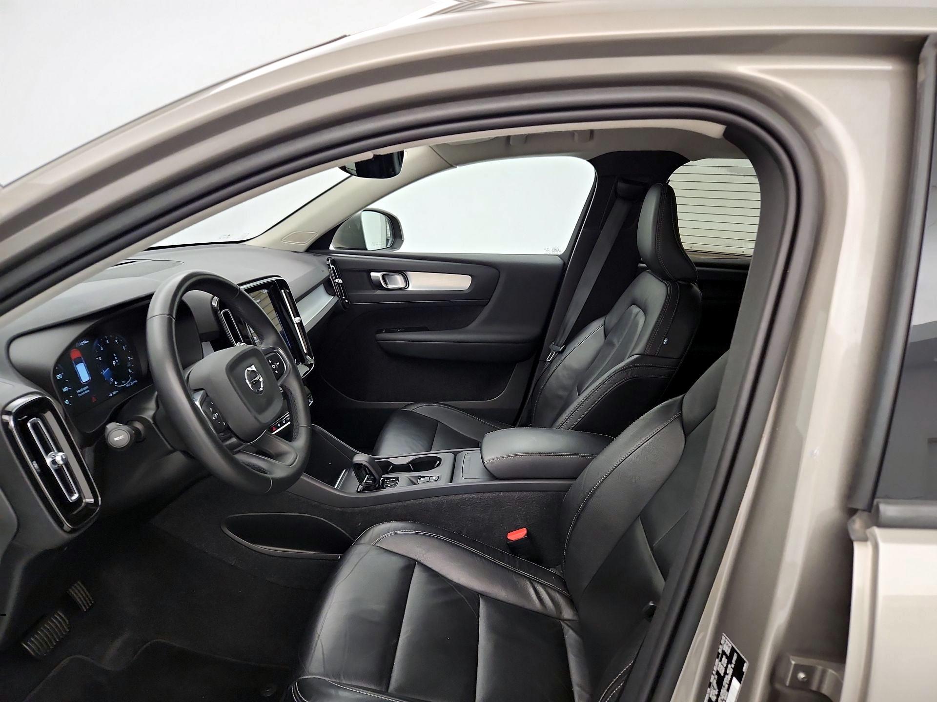 Thumbnail: 2022 Volvo XC40 - 11