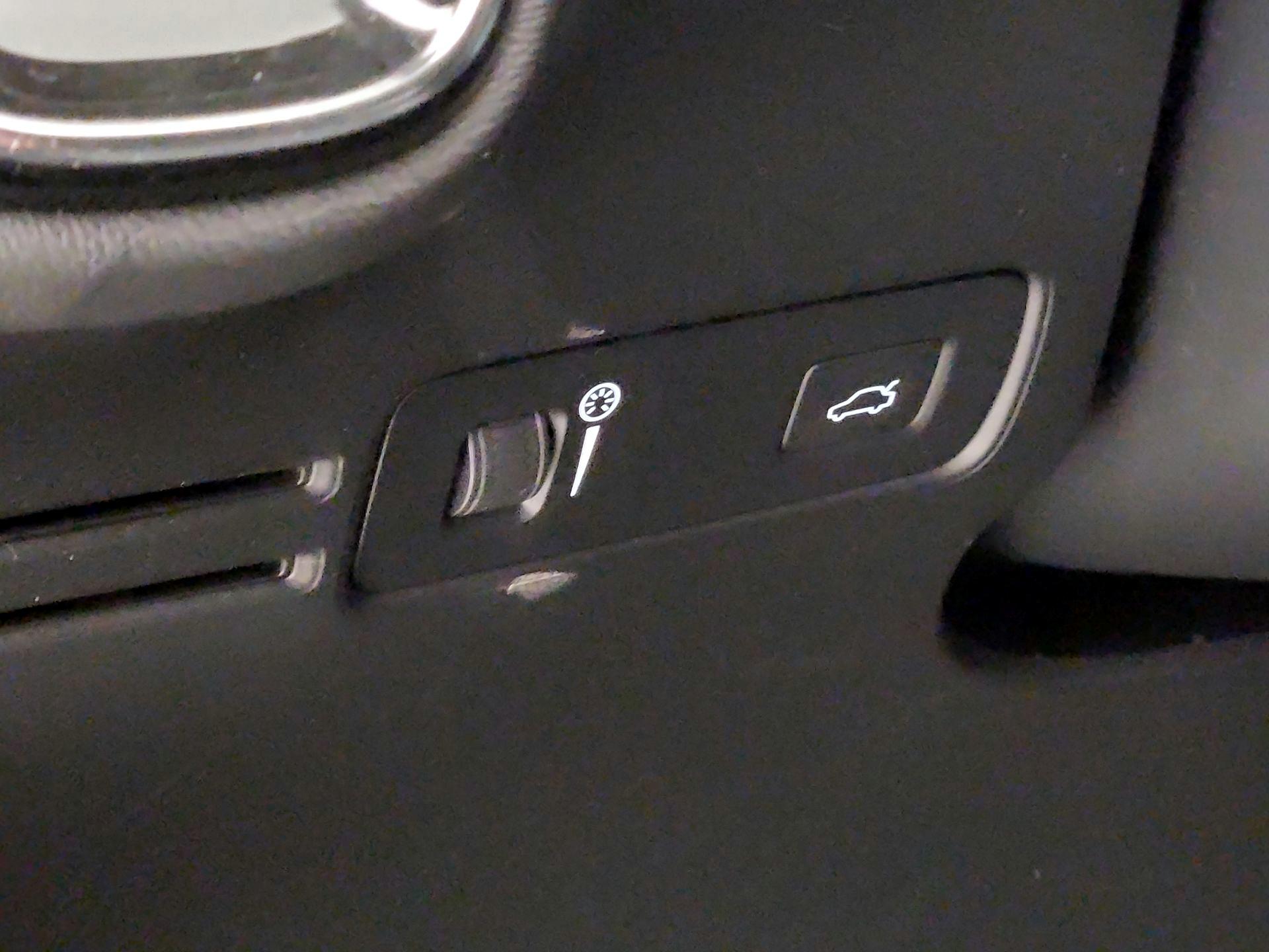Thumbnail: 2022 Volvo XC40 - 13