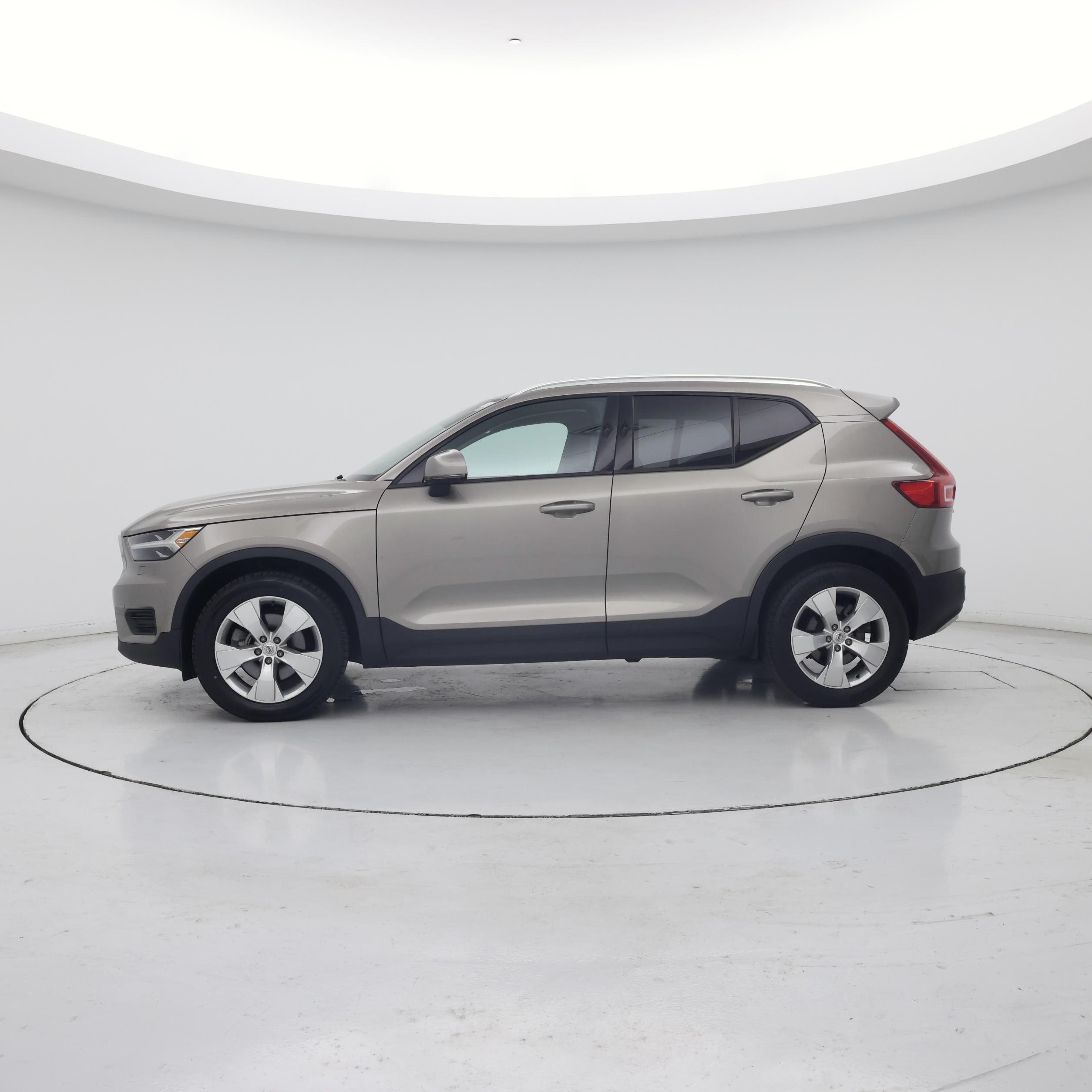 Thumbnail: 2022 Volvo XC40 - 3