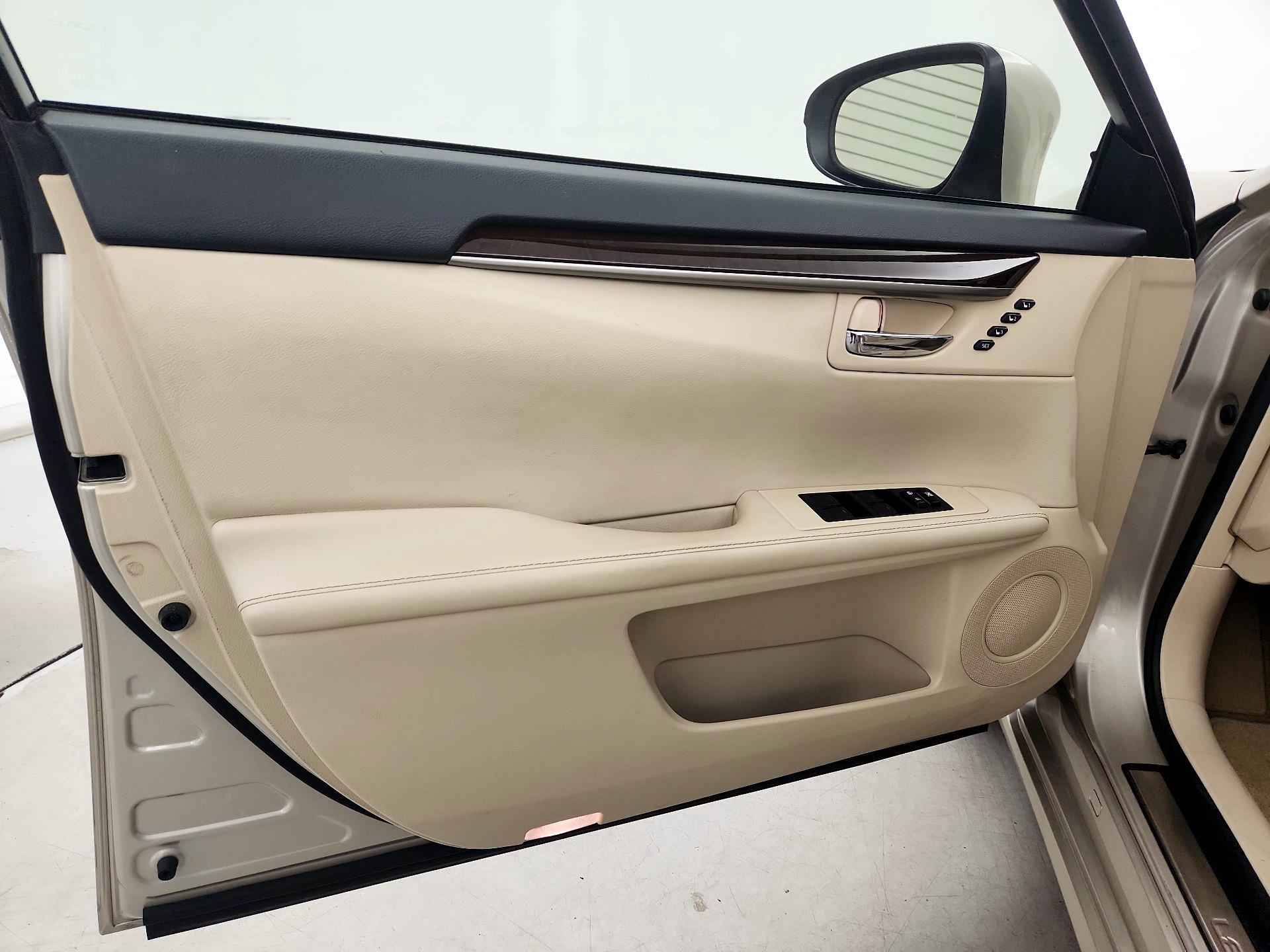 Thumbnail: 2014 Lexus ES - 12