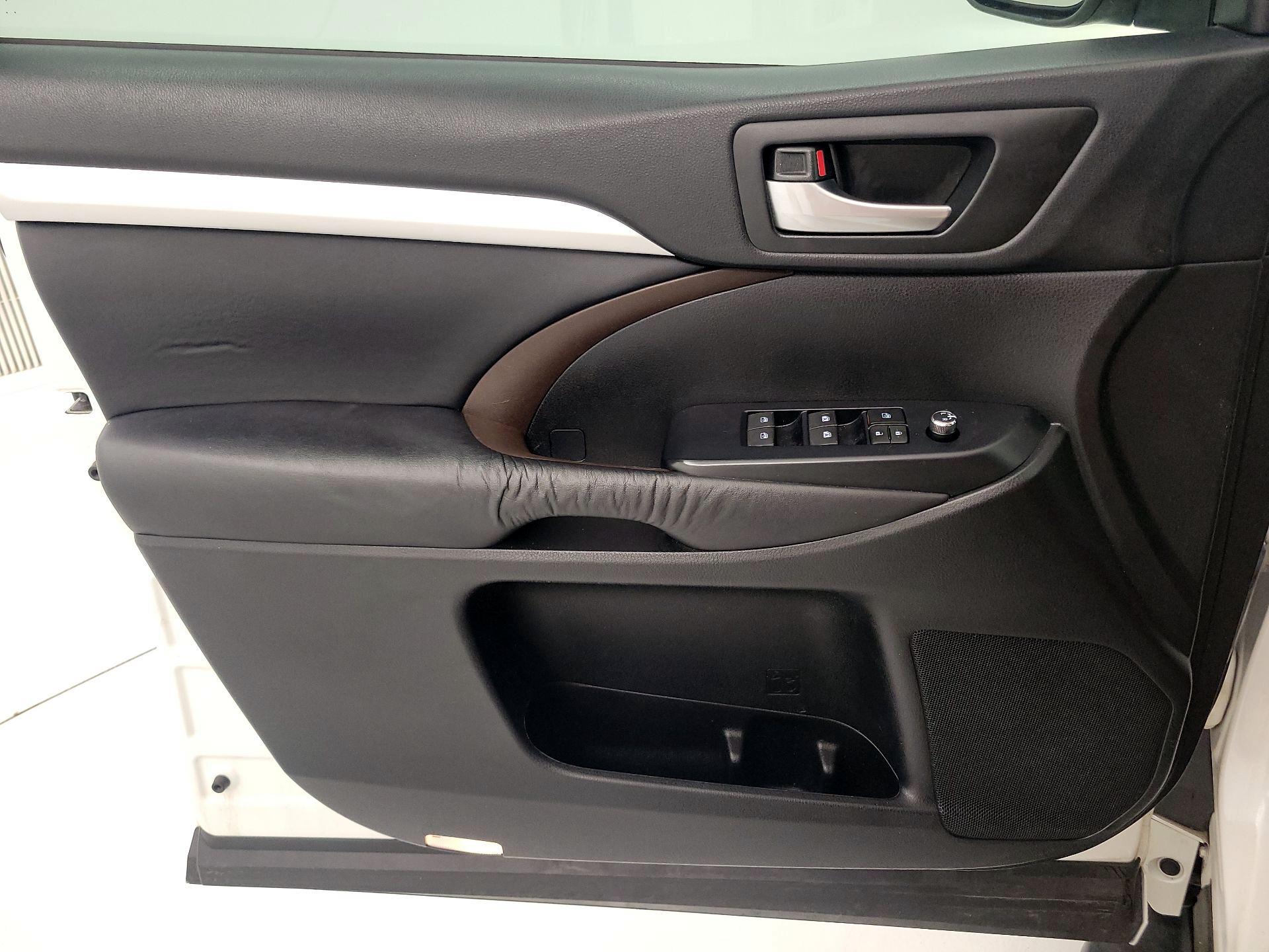 Thumbnail: 2015 Toyota Highlander - 12