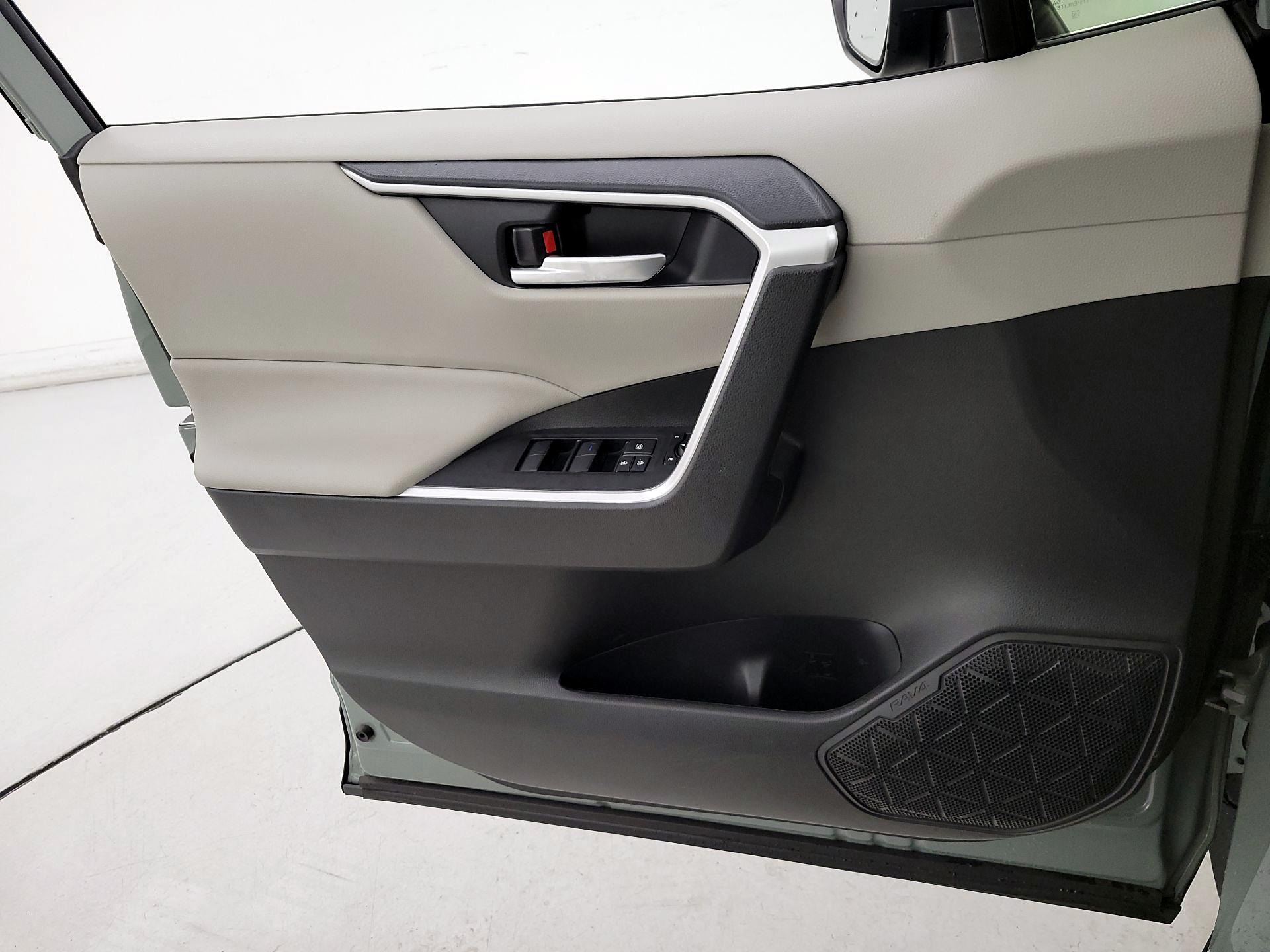 Thumbnail: 2020 Toyota RAV4 - 12