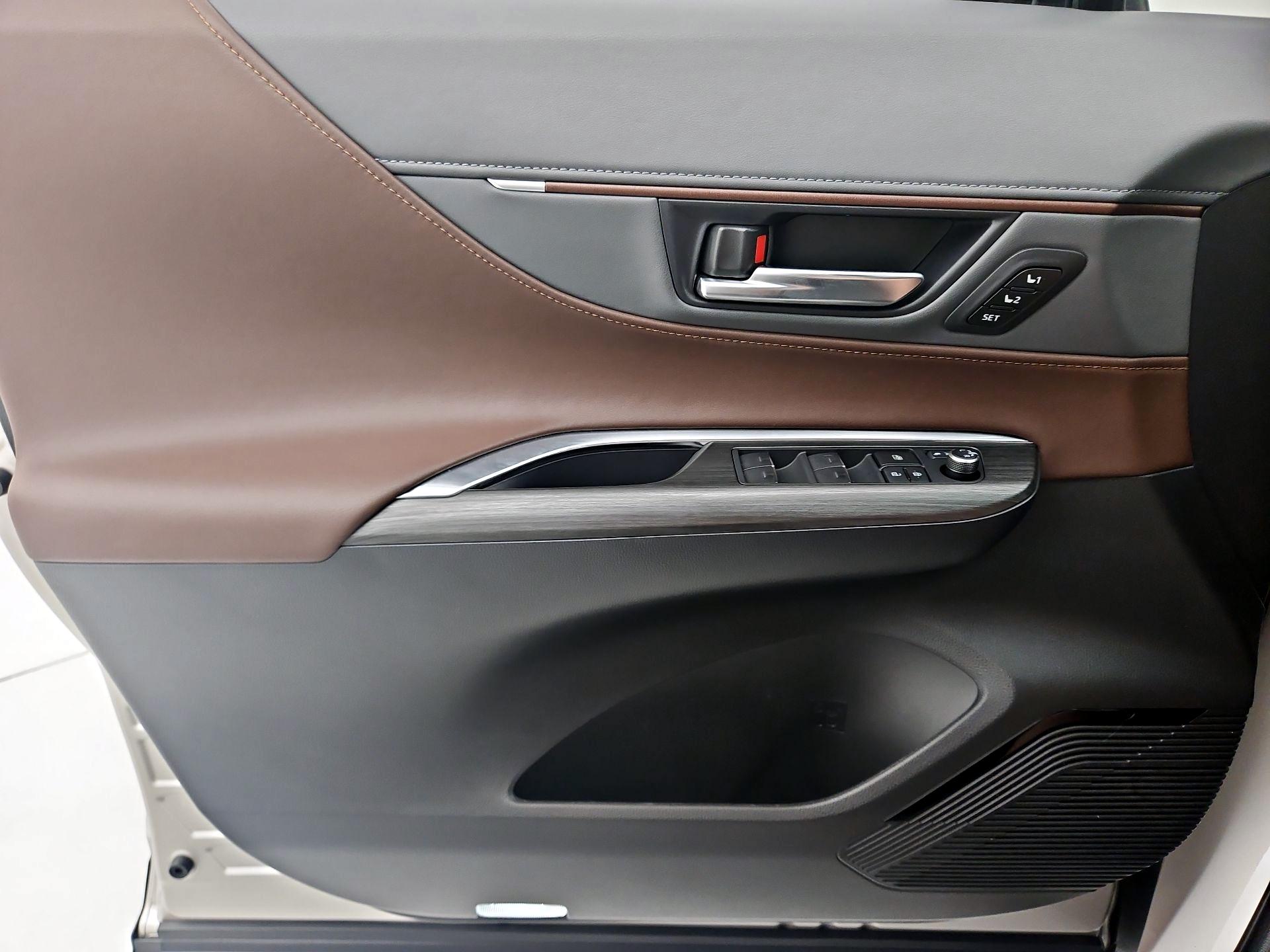 Thumbnail: 2024 Toyota Venza - 12
