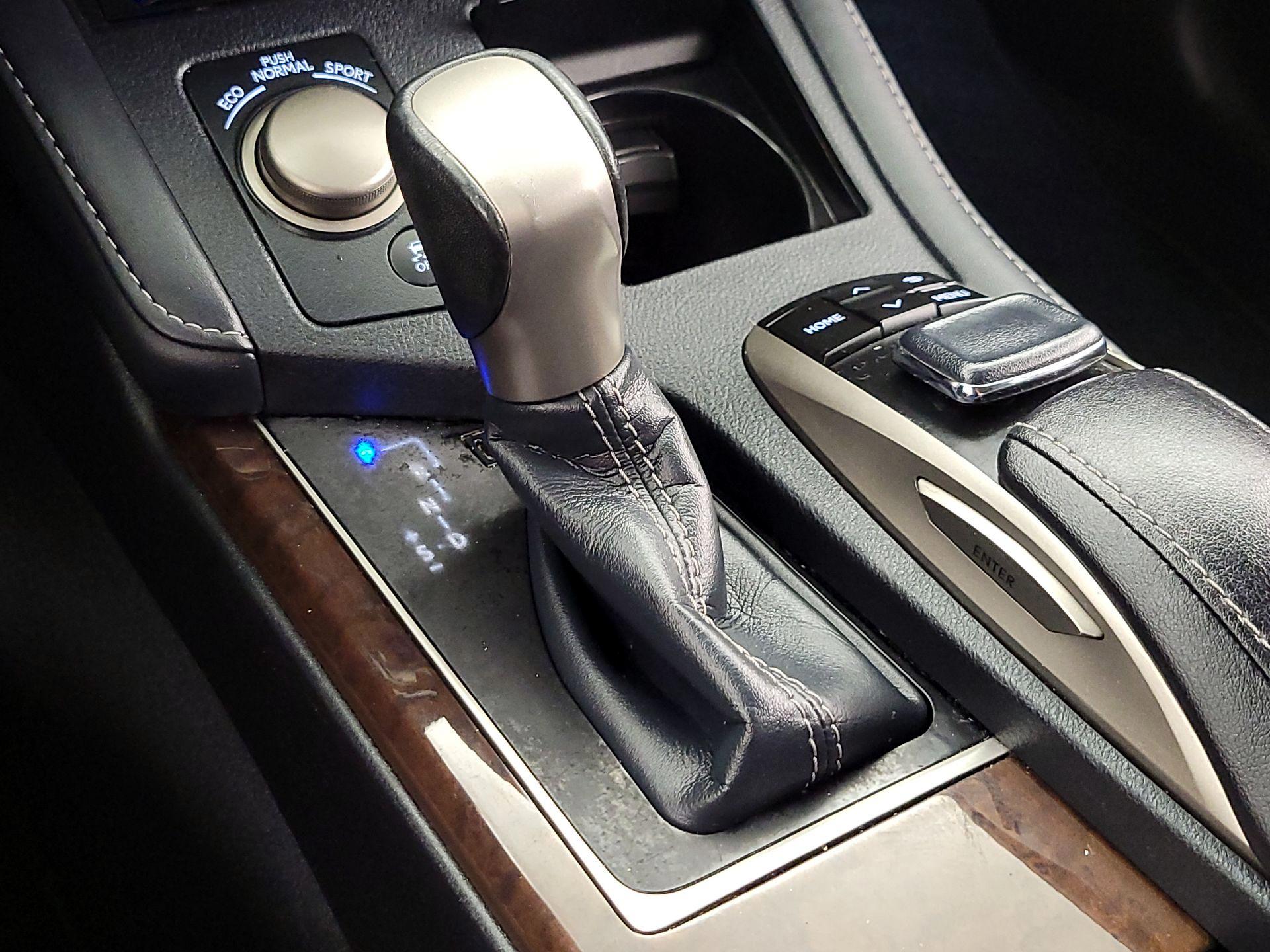 Thumbnail: 2018 Lexus ES - 18
