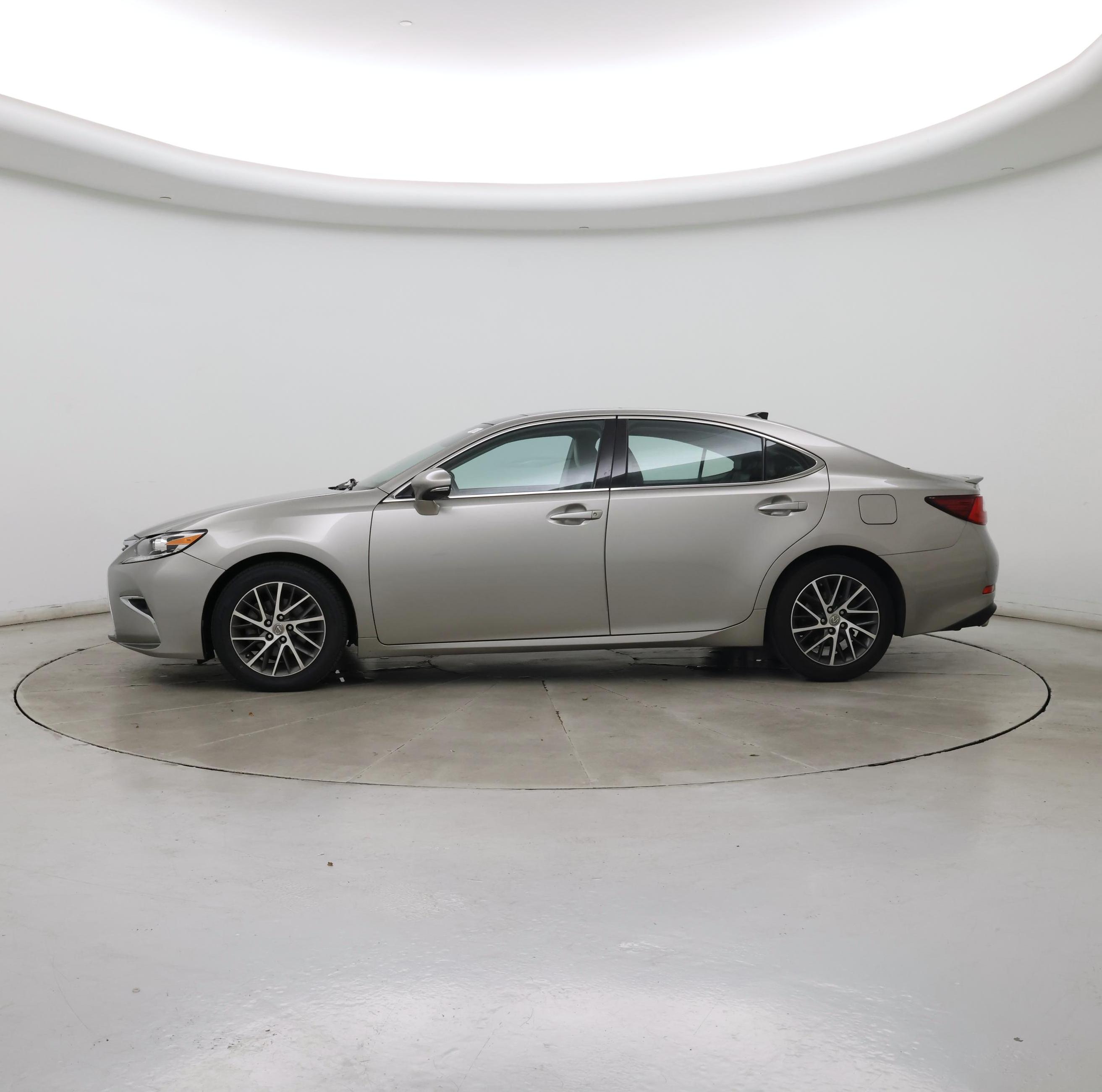 Thumbnail: 2018 Lexus ES - 3