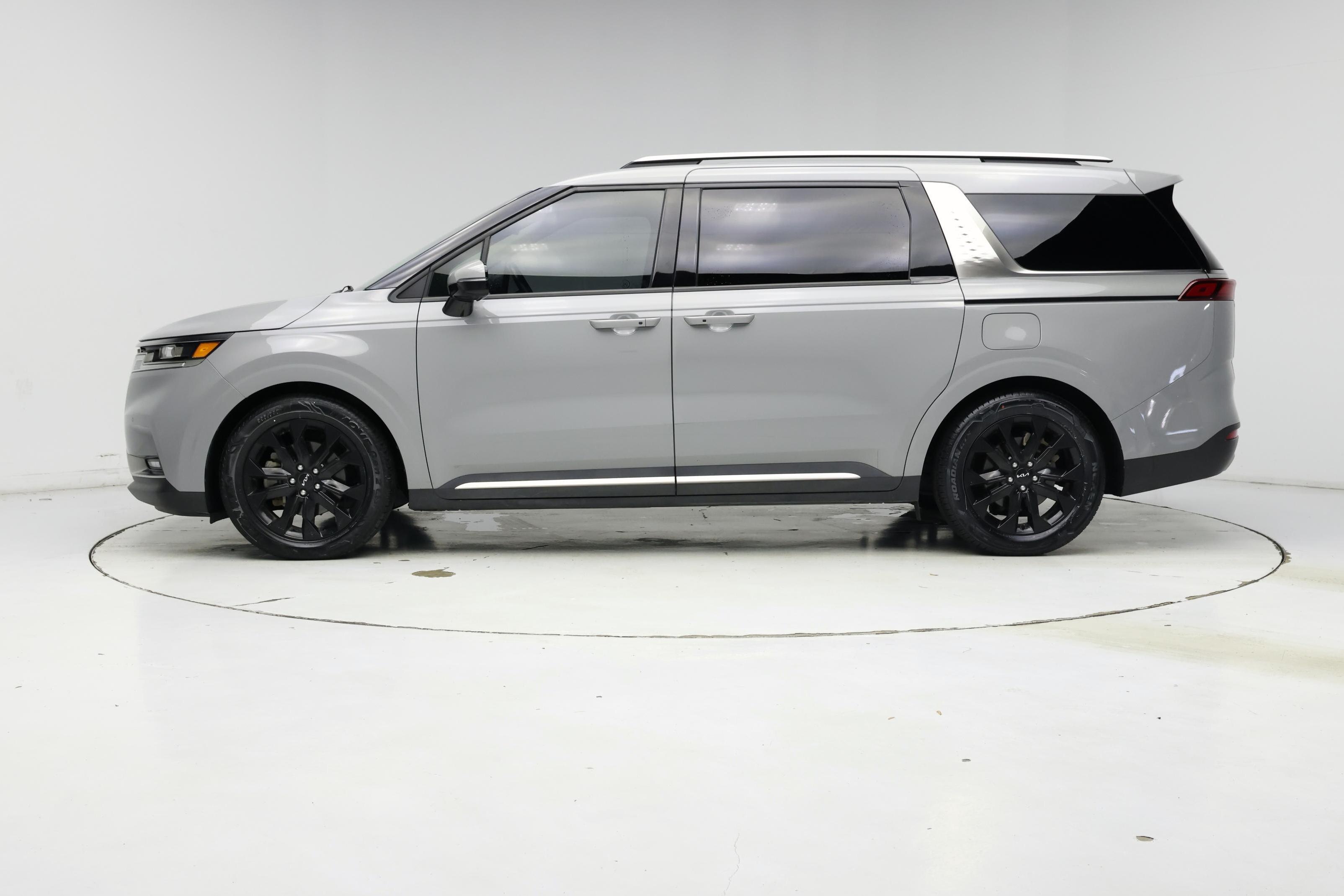 Thumbnail: 2023 Kia Carnival - 3