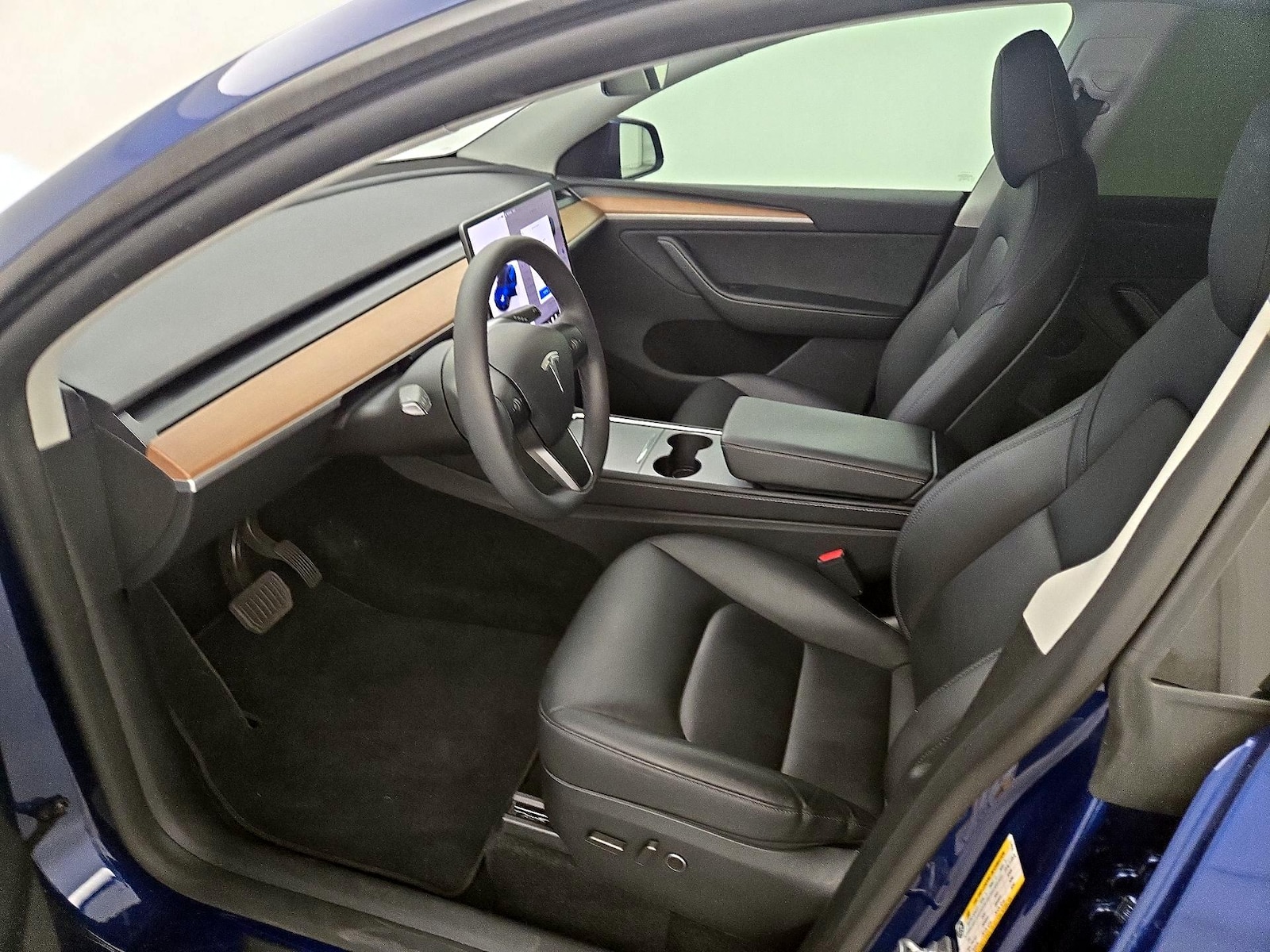 2025 Tesla Model Y Long Range - Photo 12