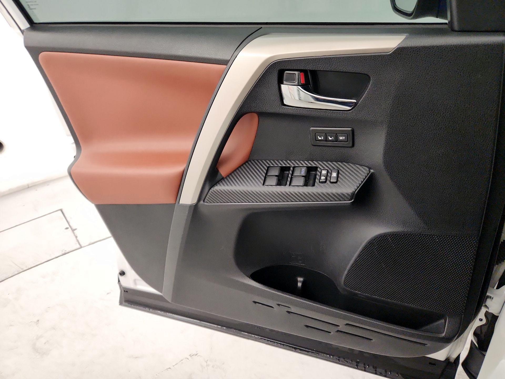 Thumbnail: 2015 Toyota RAV4 - 12