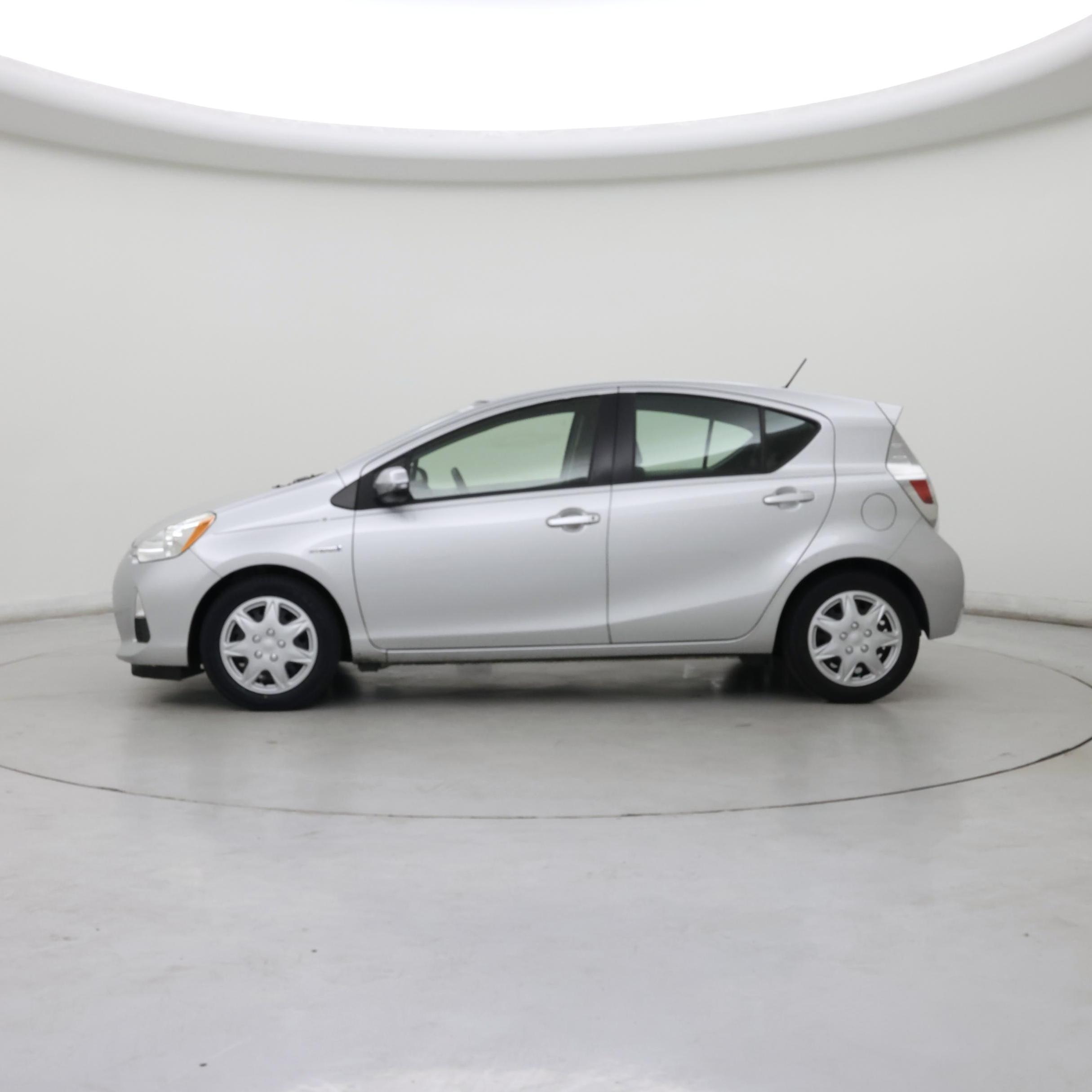 Thumbnail: 2014 Toyota Prius c - 3