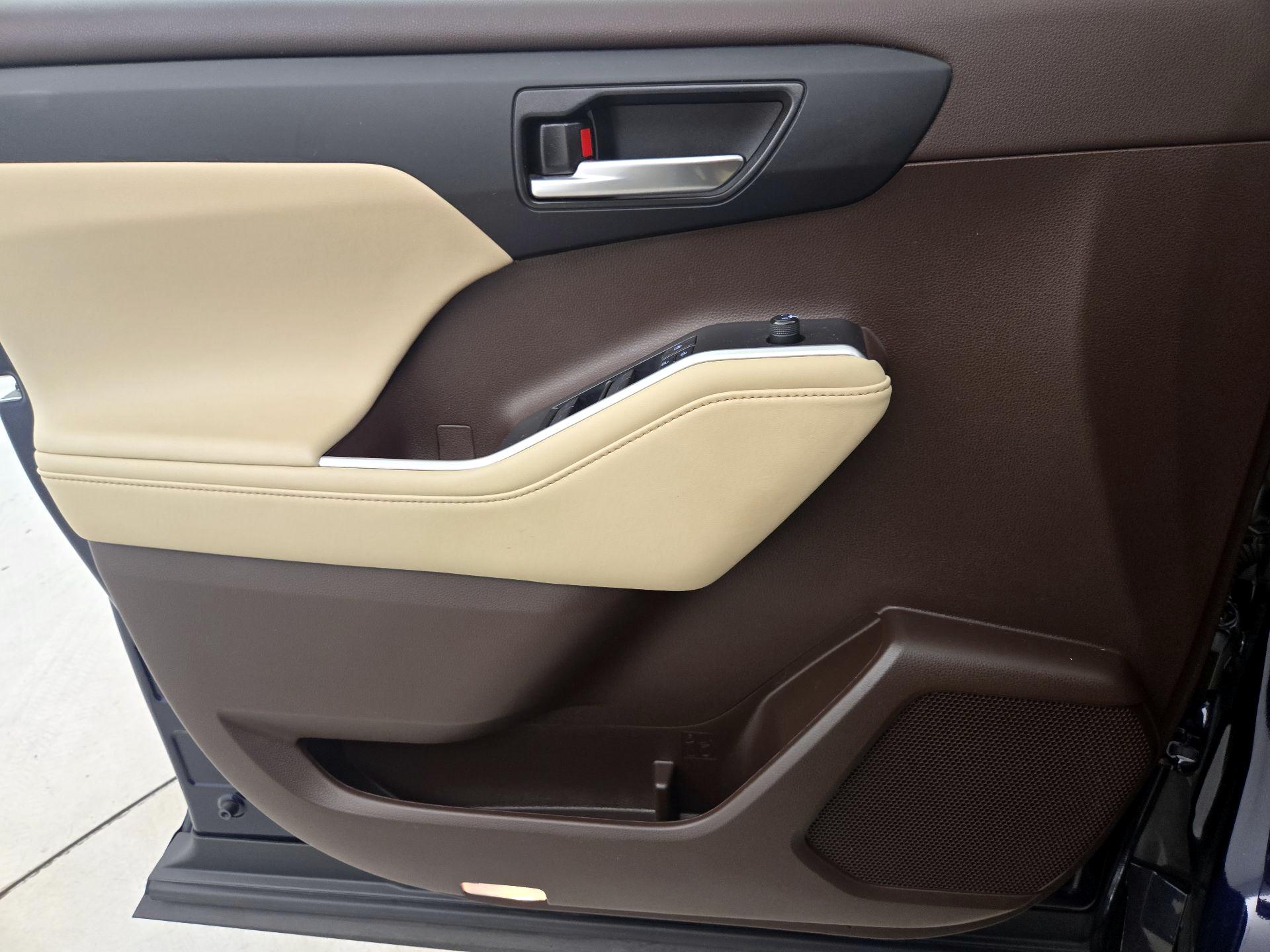 Thumbnail: 2021 Toyota Highlander - 12