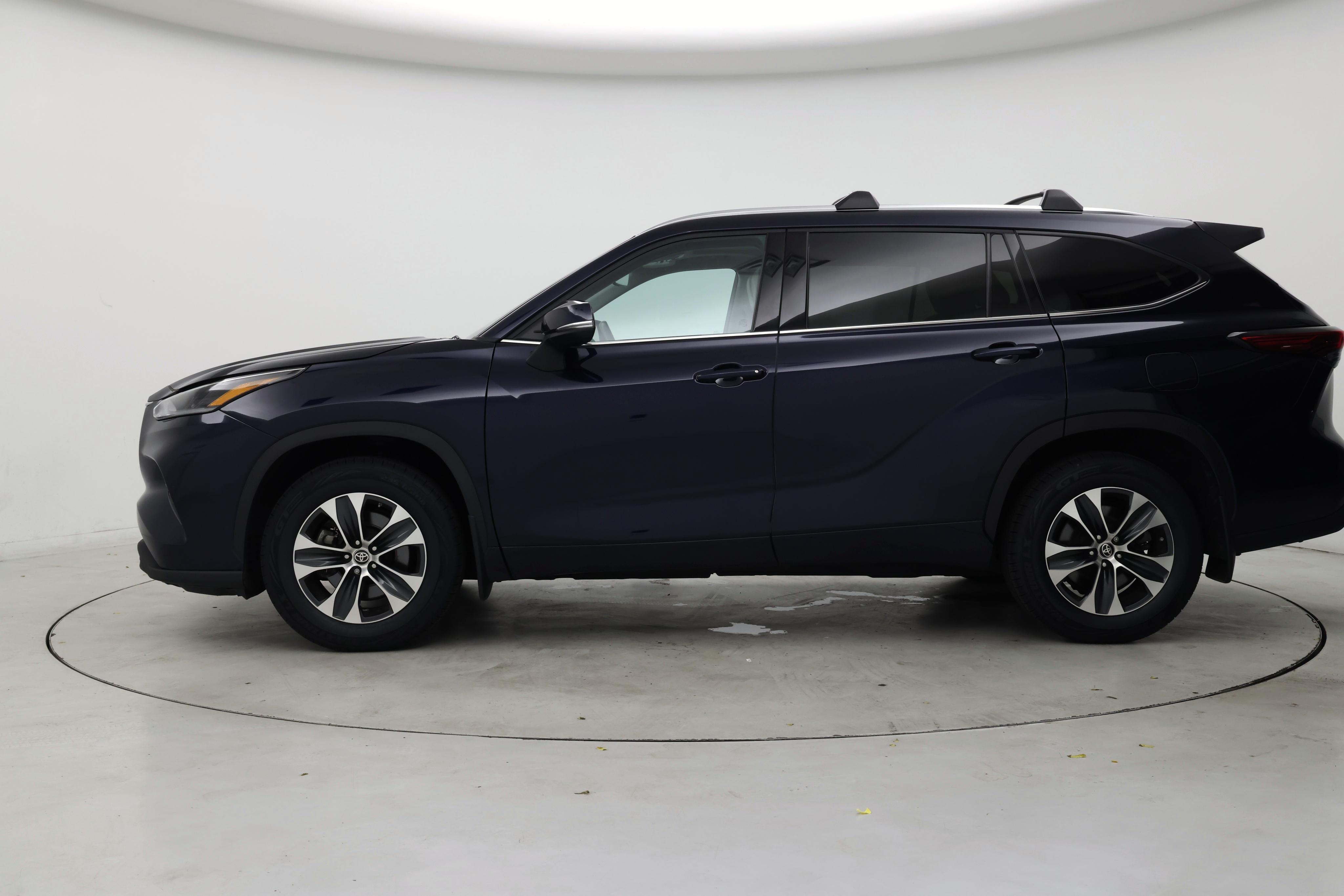 Thumbnail: 2021 Toyota Highlander - 3